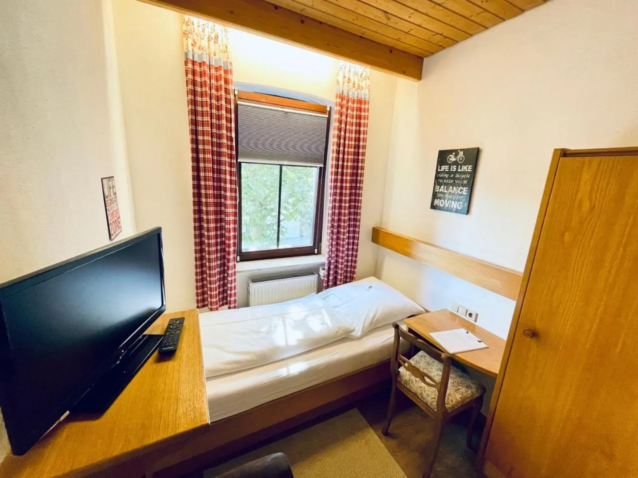 Photo of the whole room, Bed in Bayerischer Hof