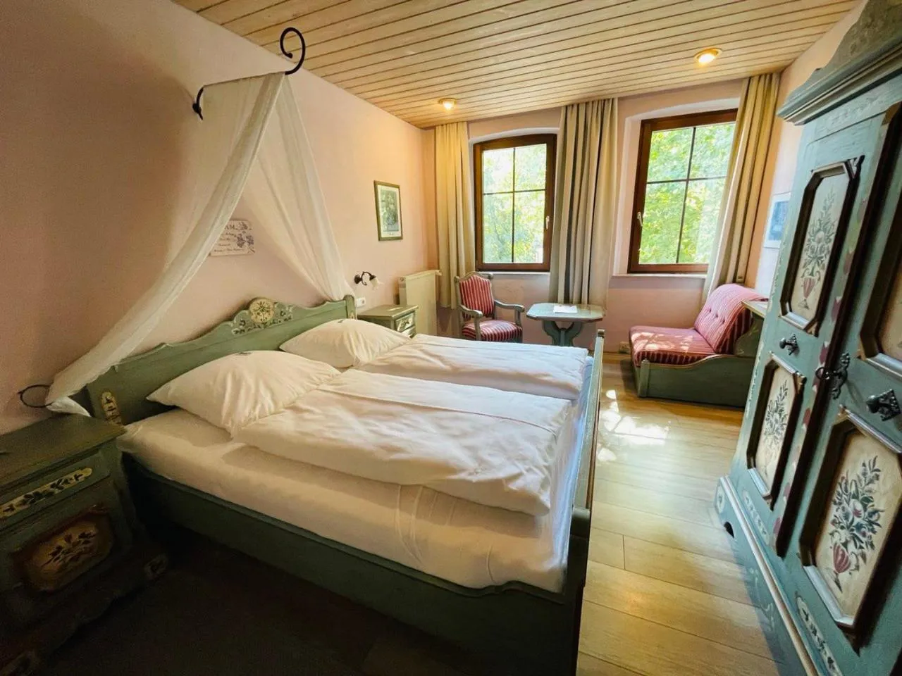 Photo of the whole room, Bed in Bayerischer Hof