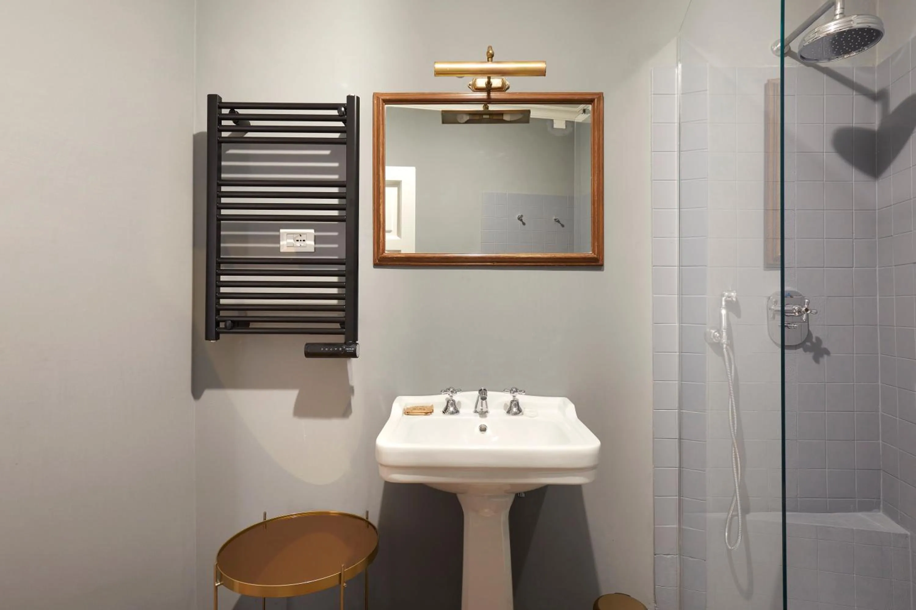 Shower in Palazzo Salviati by Varental