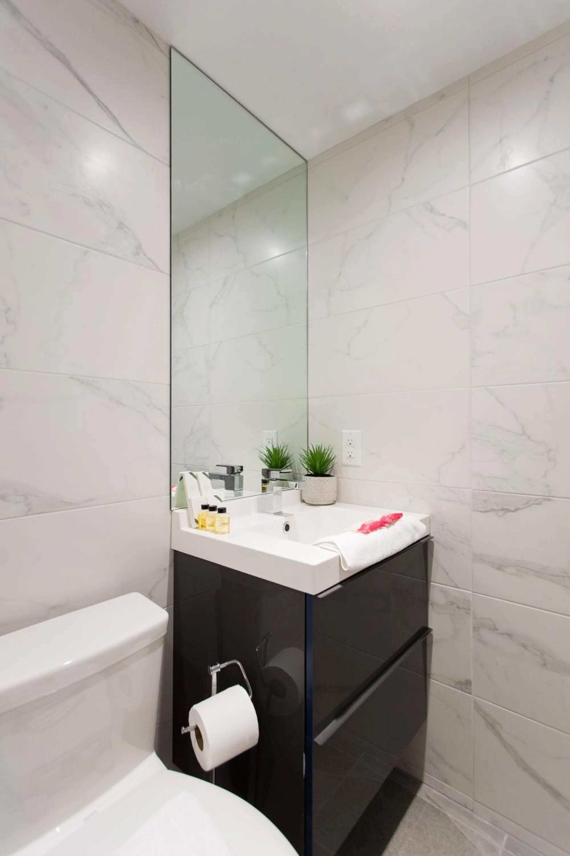 Blue Tropics Studio in Little Italy with kitchen by Den Stays