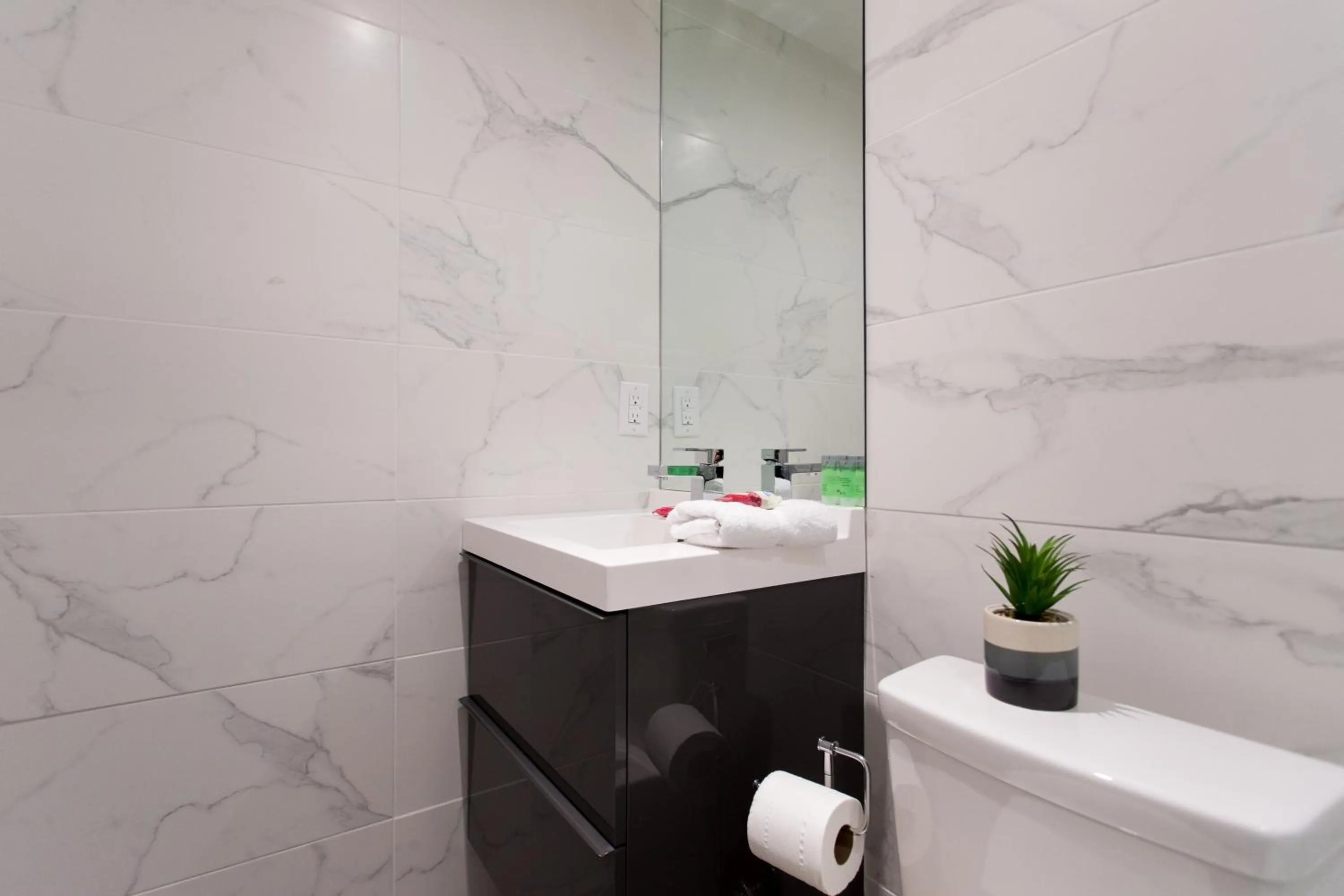 16 Studio Apartment-Hotel in Little Italy by Den Stays