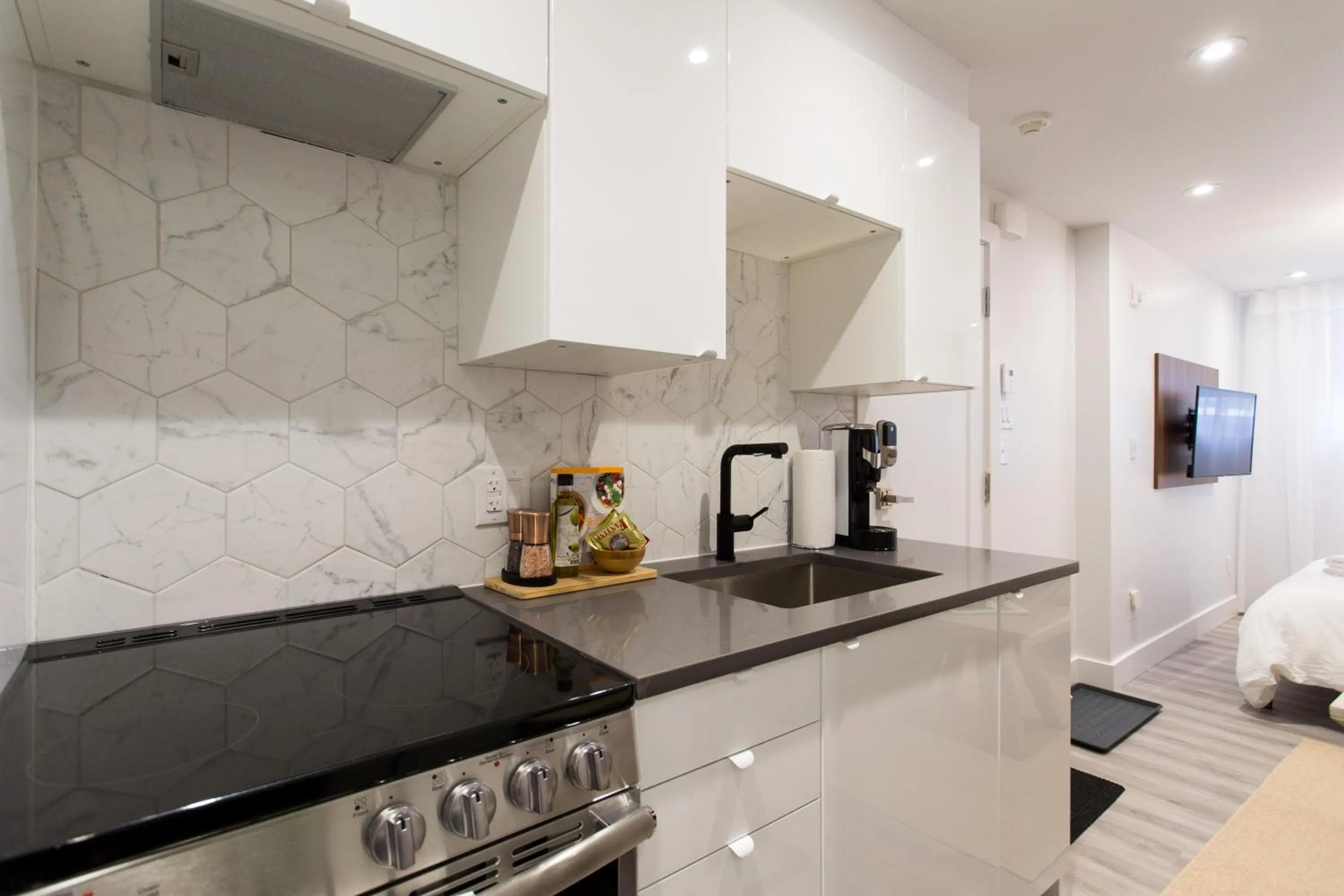 16 Studio Apartment-Hotel in Little Italy by Den Stays