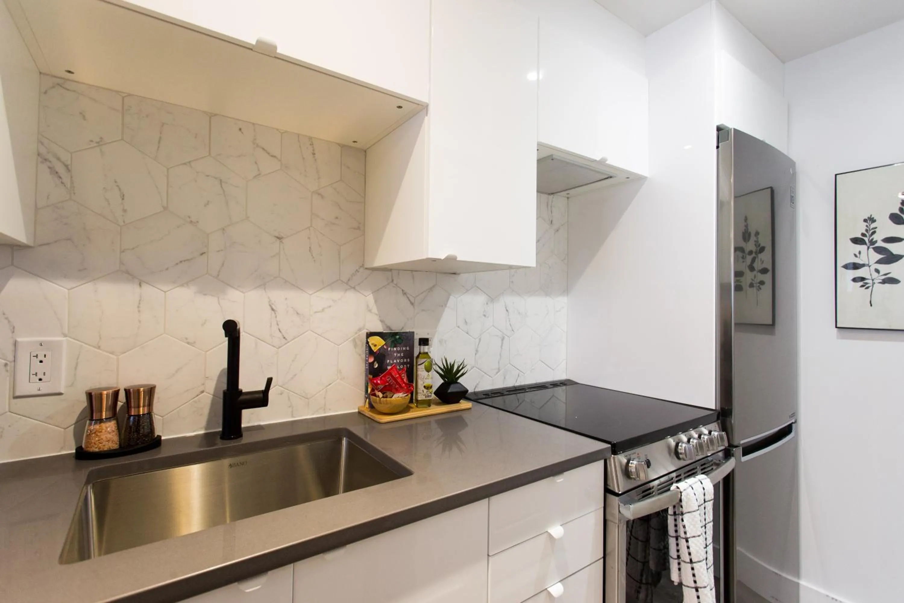 16 Studio Apartment-Hotel in Little Italy by Den Stays