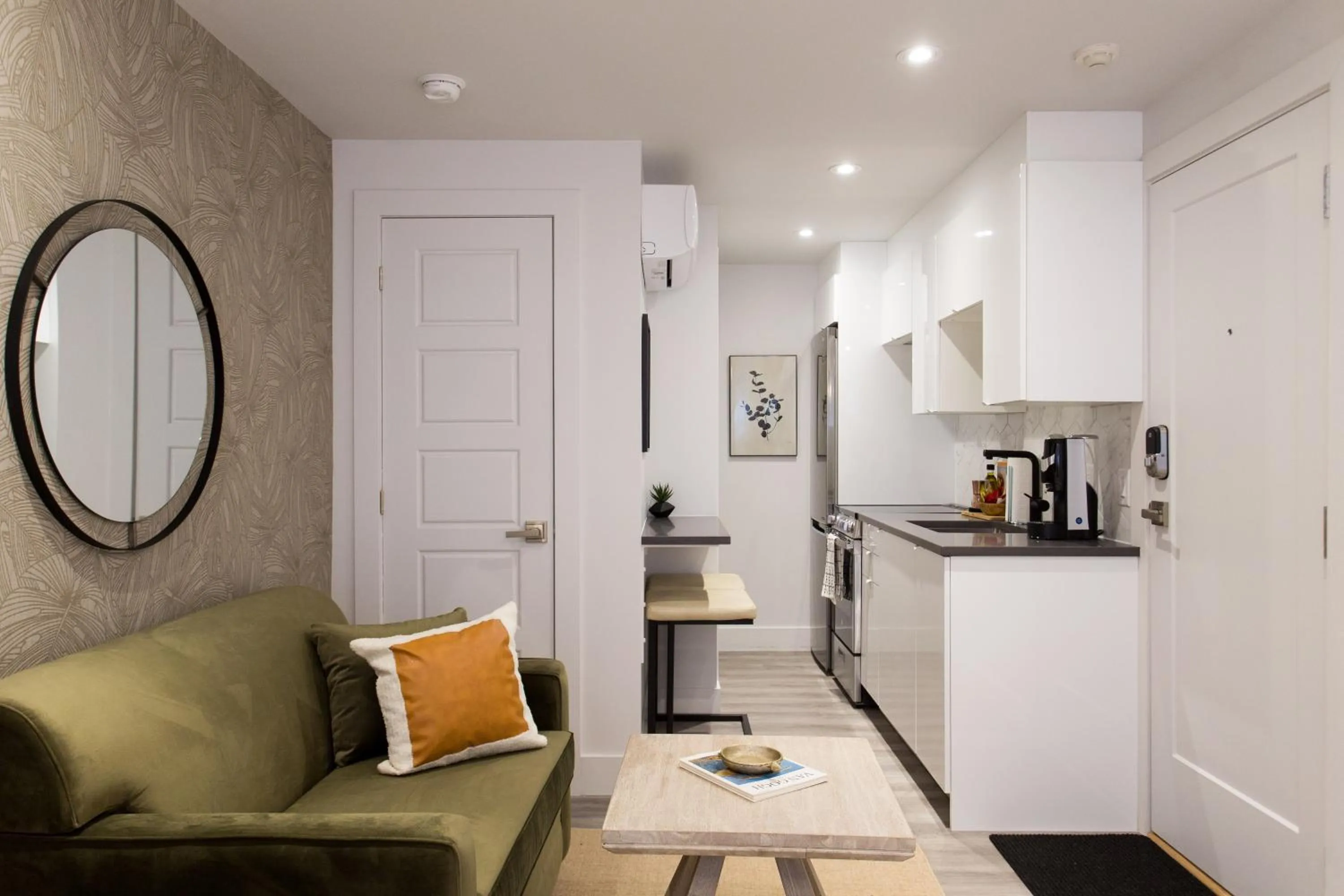 16 Studio Apartment-Hotel in Little Italy by Den Stays