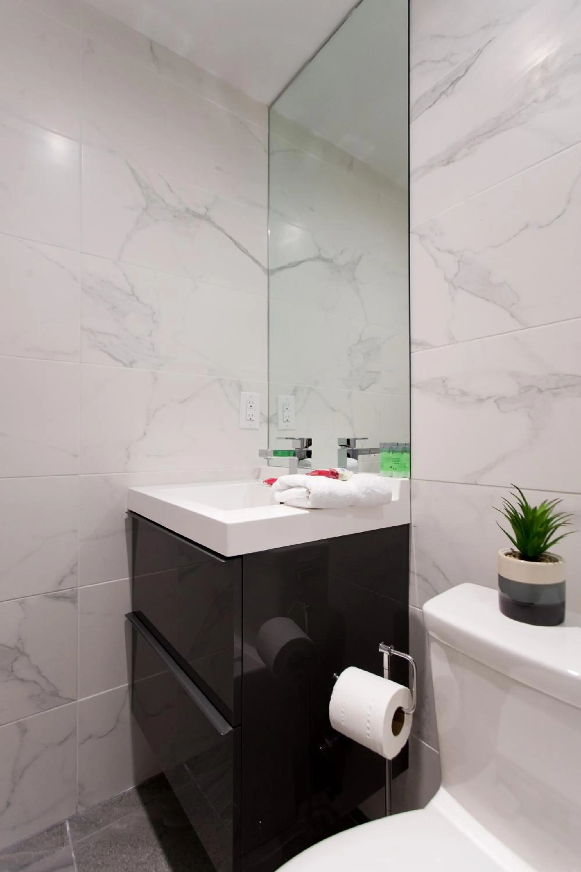 16 Studio Apartment-Hotel in Little Italy by Den Stays