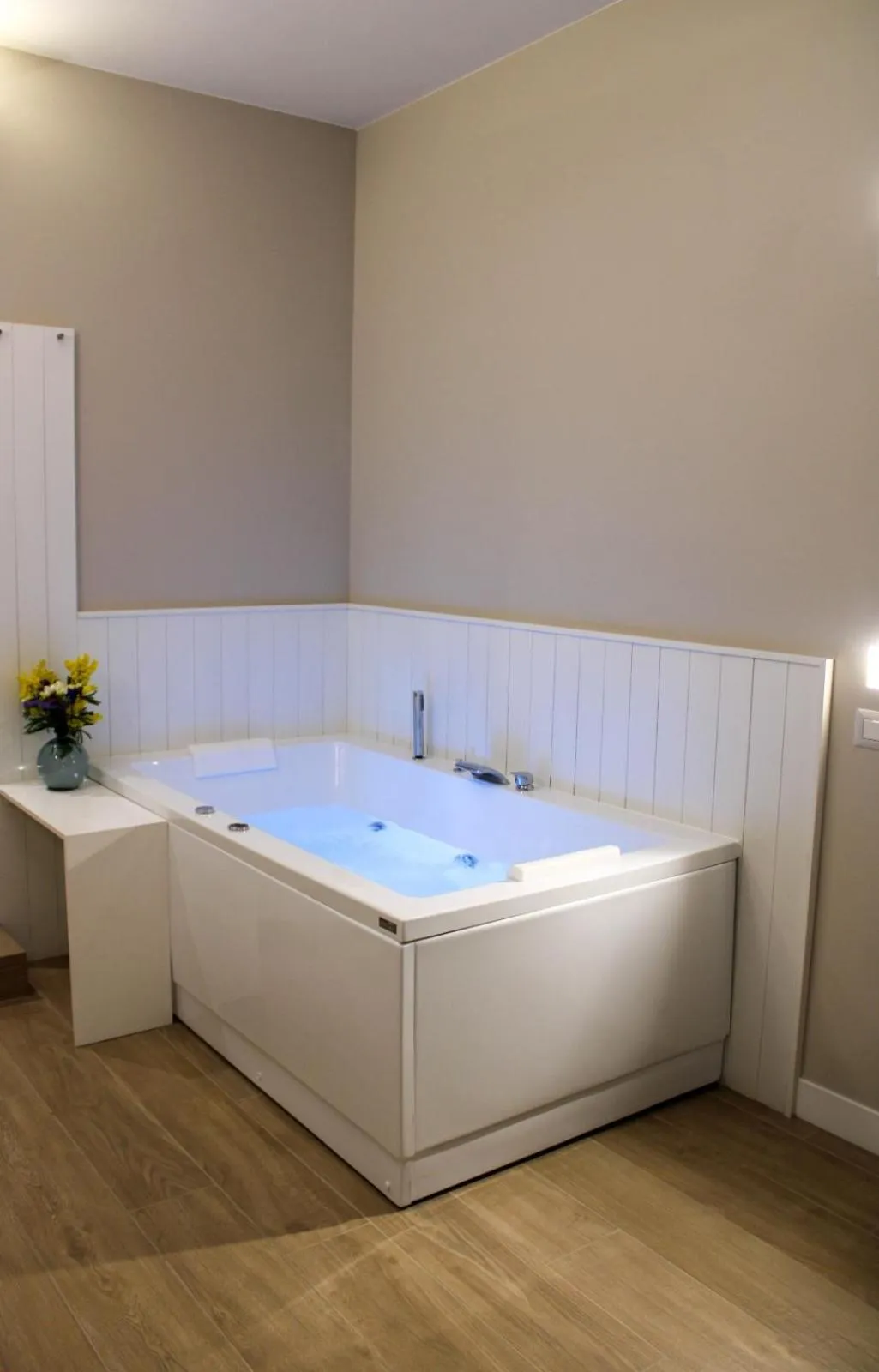 Hot Tub in Alma Suites