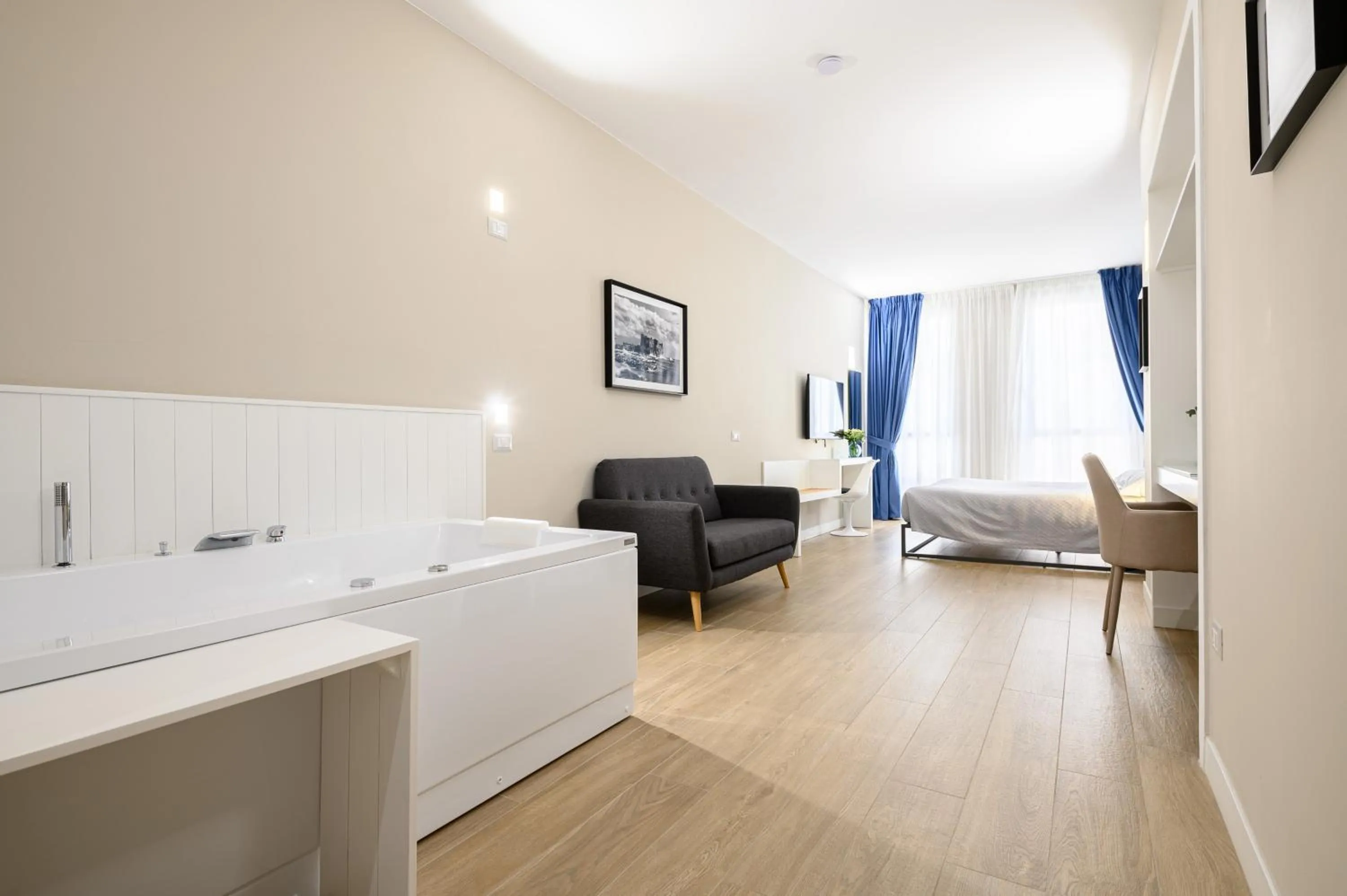 Hot Tub, Bed in Alma Suites