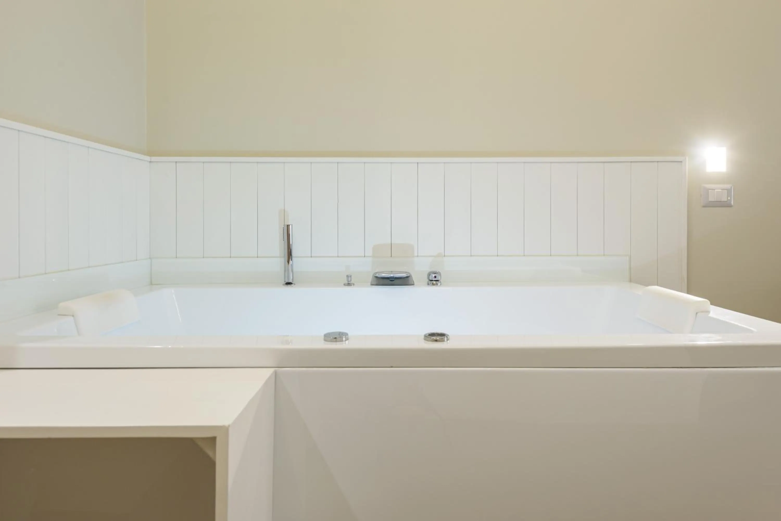 Hot Tub in Alma Suites