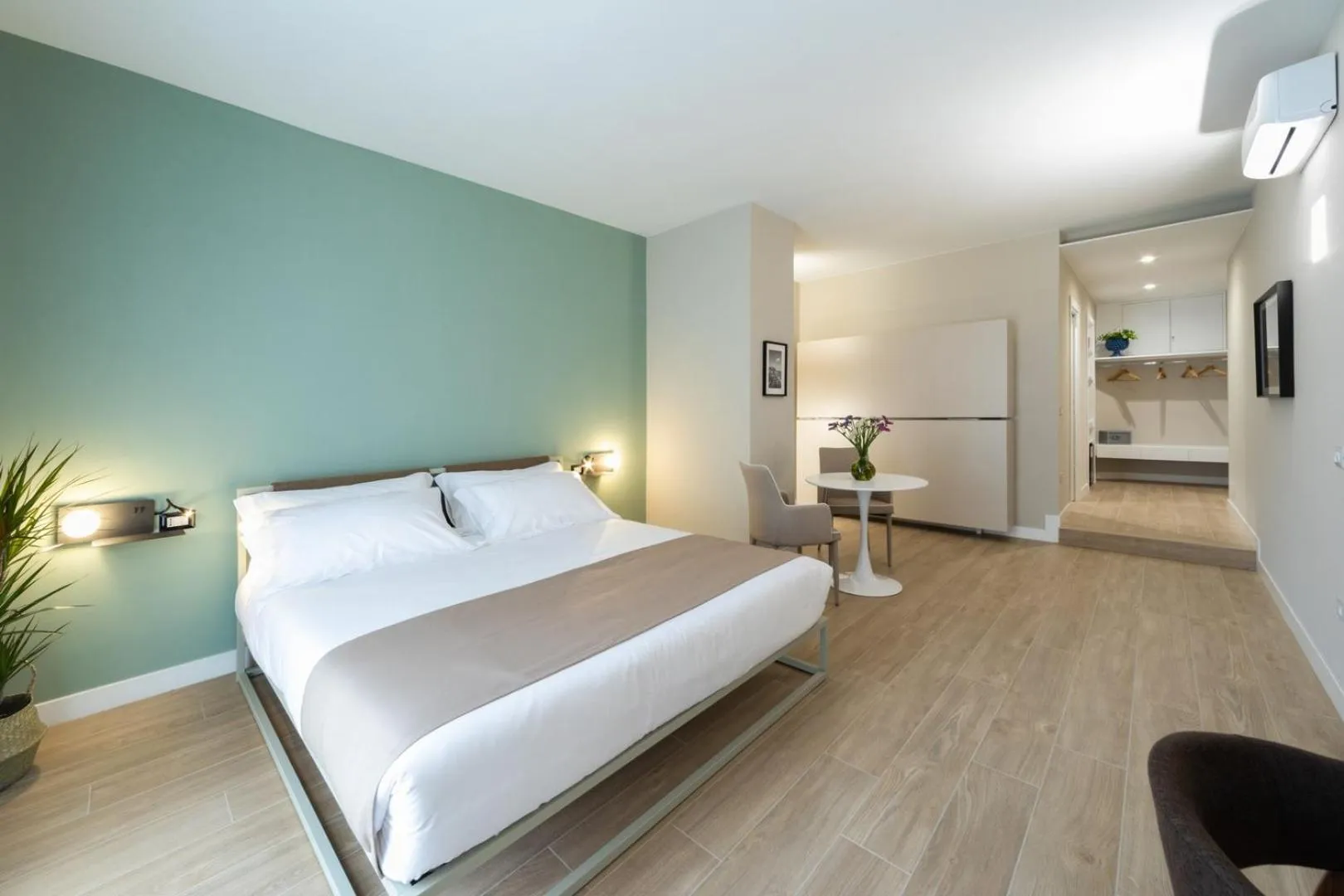 Photo of the whole room, Bed in Alma Suites