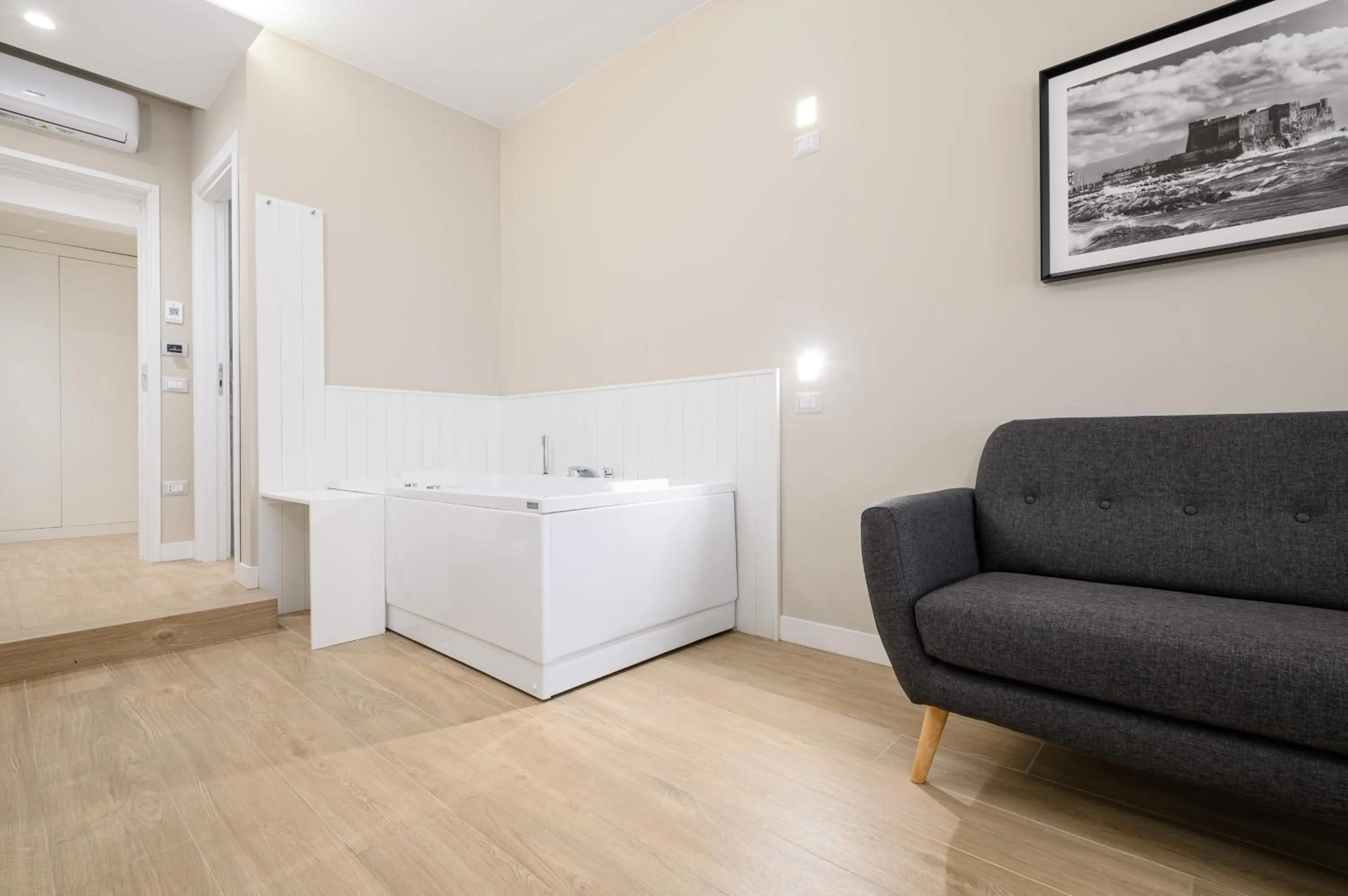 Hot Tub, Bed in Alma Suites