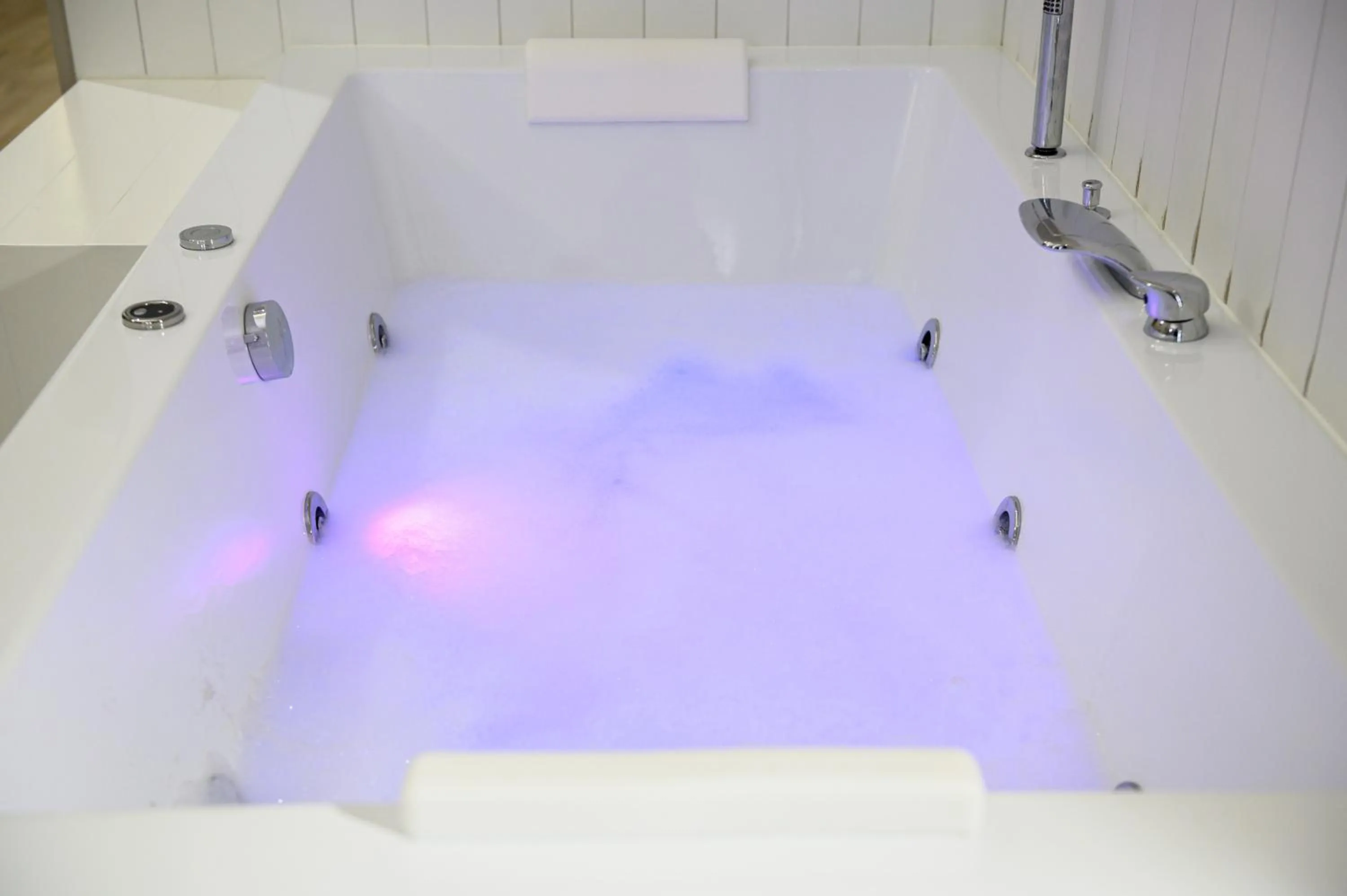 Hot Tub in Alma Suites