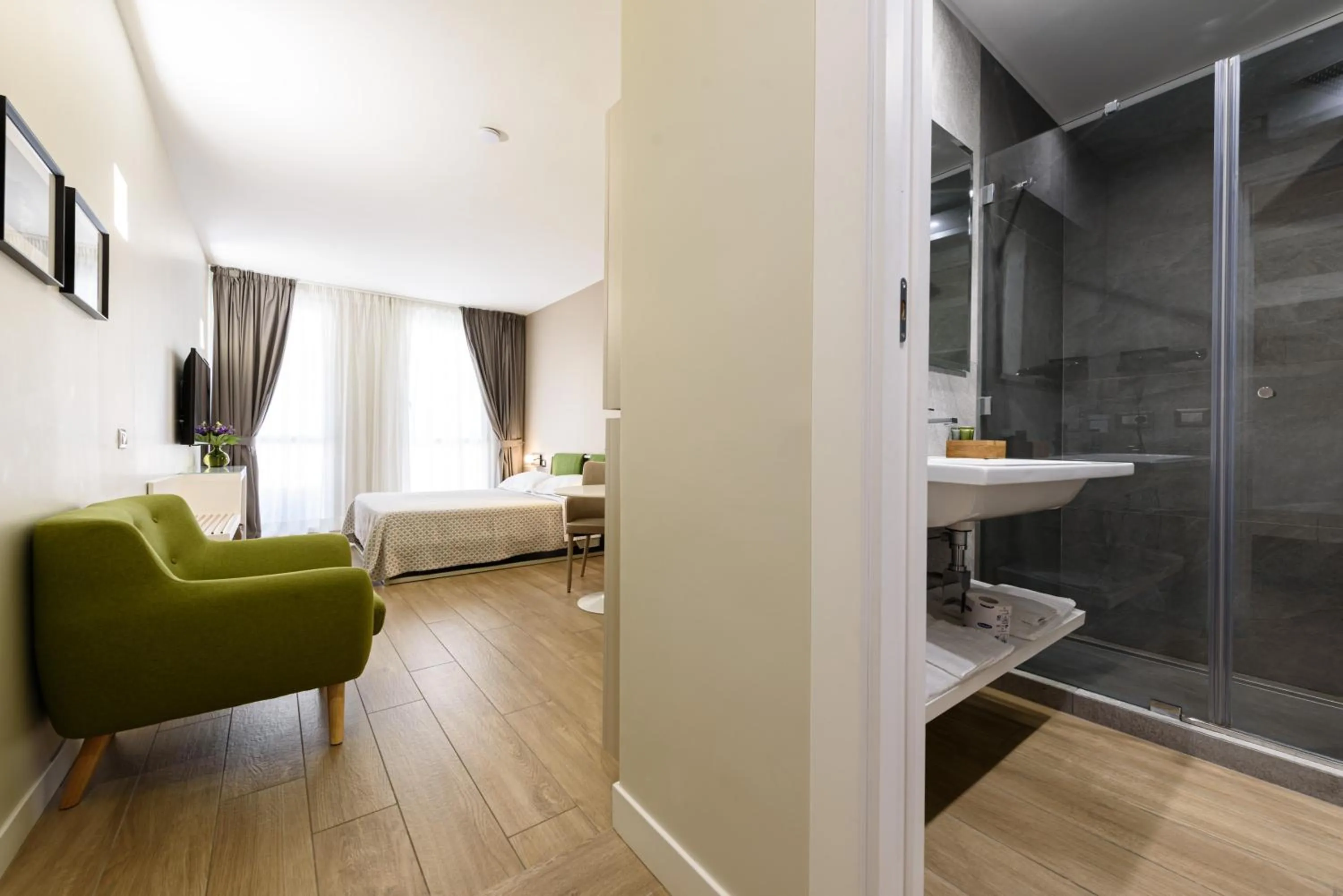 Bathroom, Bed in Alma Suites