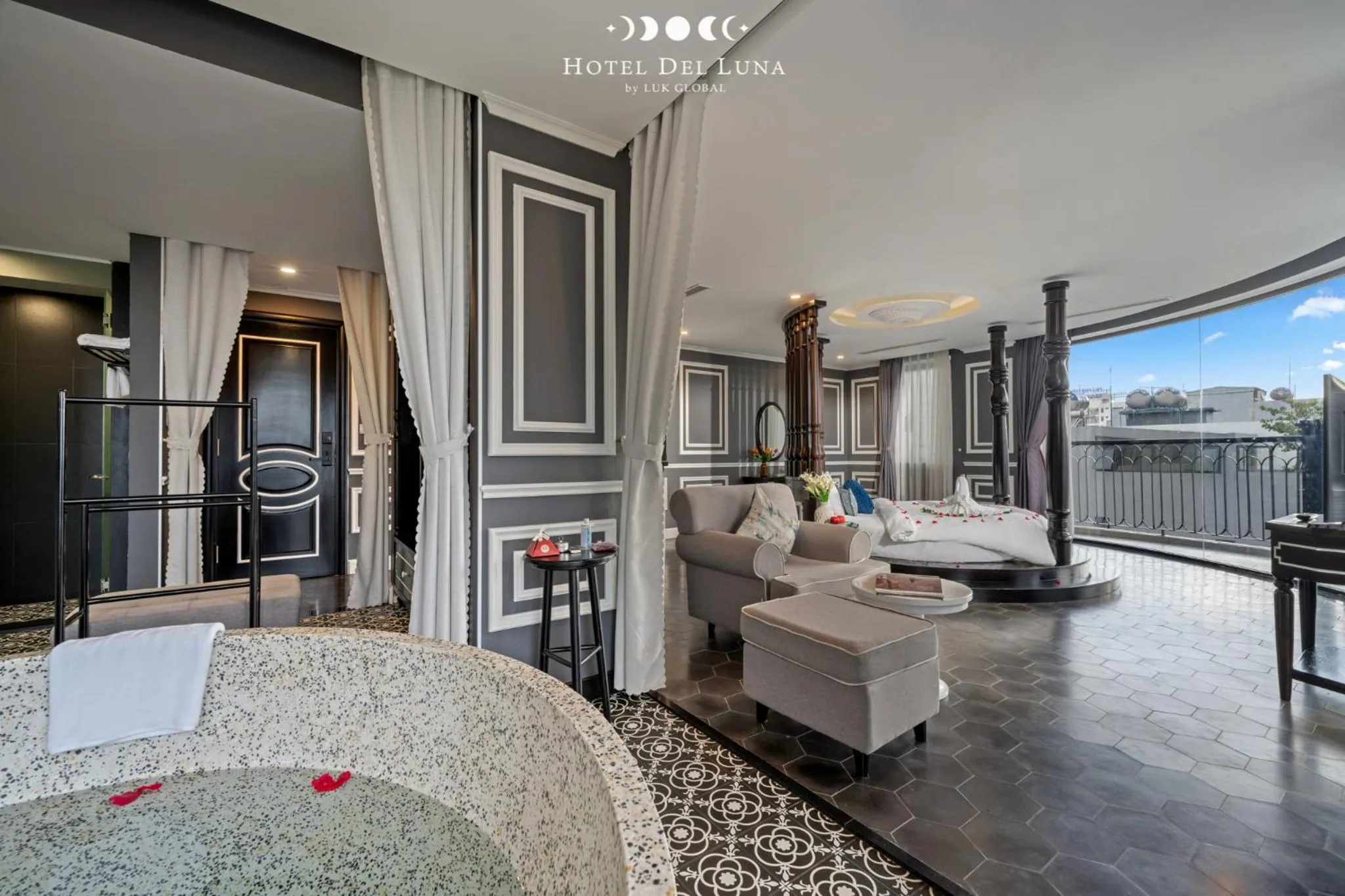 Bath in Hotel Del Luna Boutique