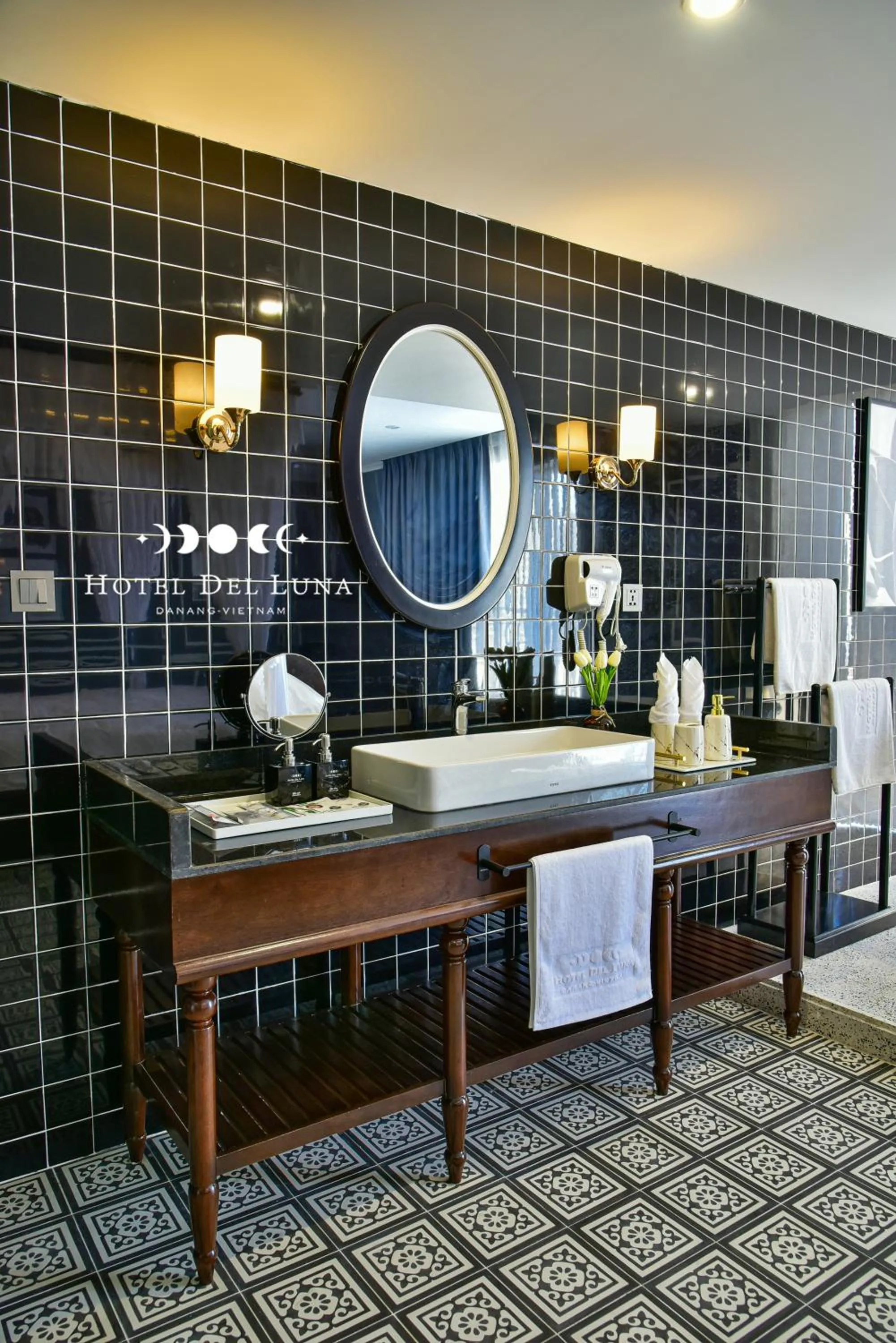 Shower in Hotel Del Luna Boutique