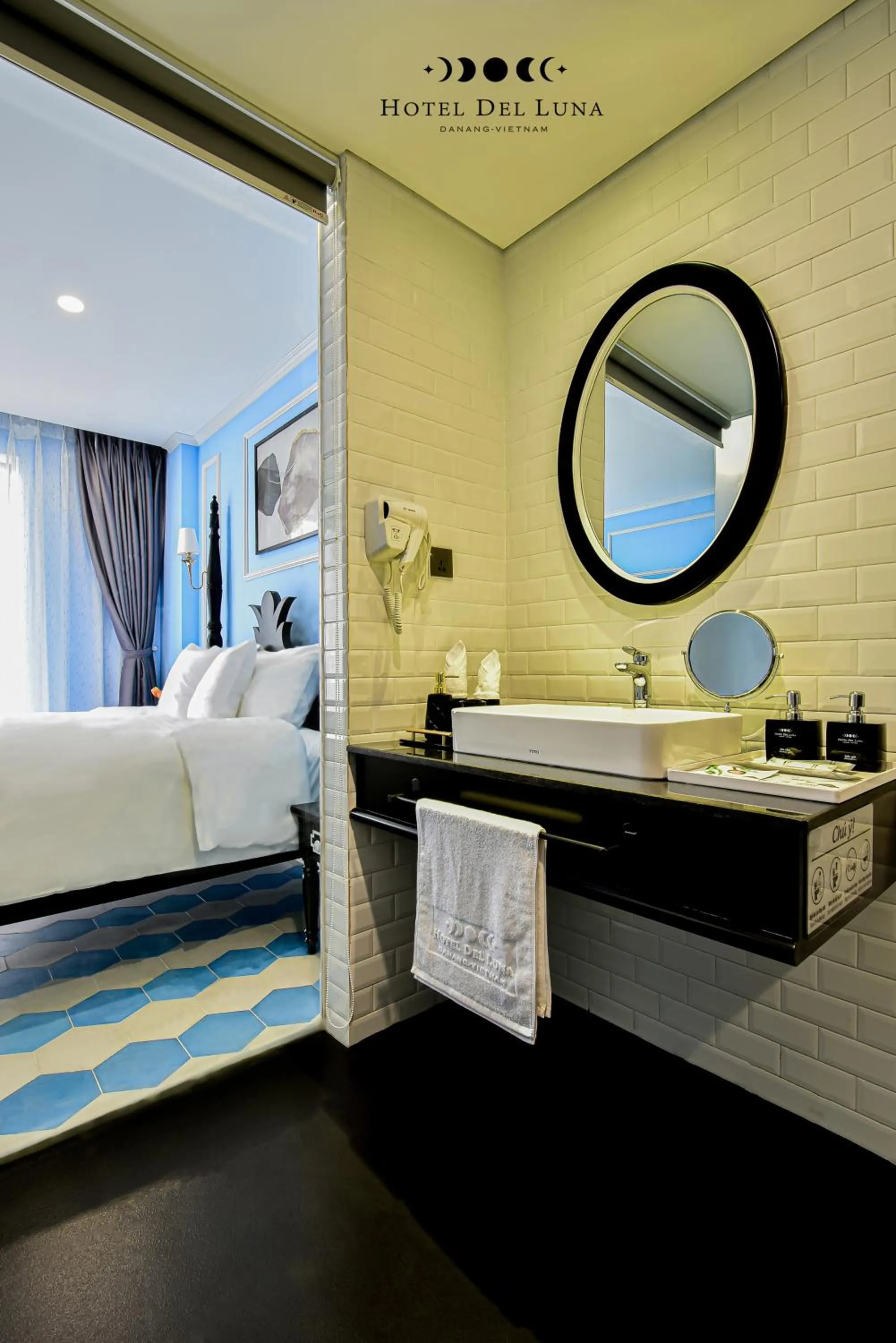Toilet, Bed in Hotel Del Luna Boutique