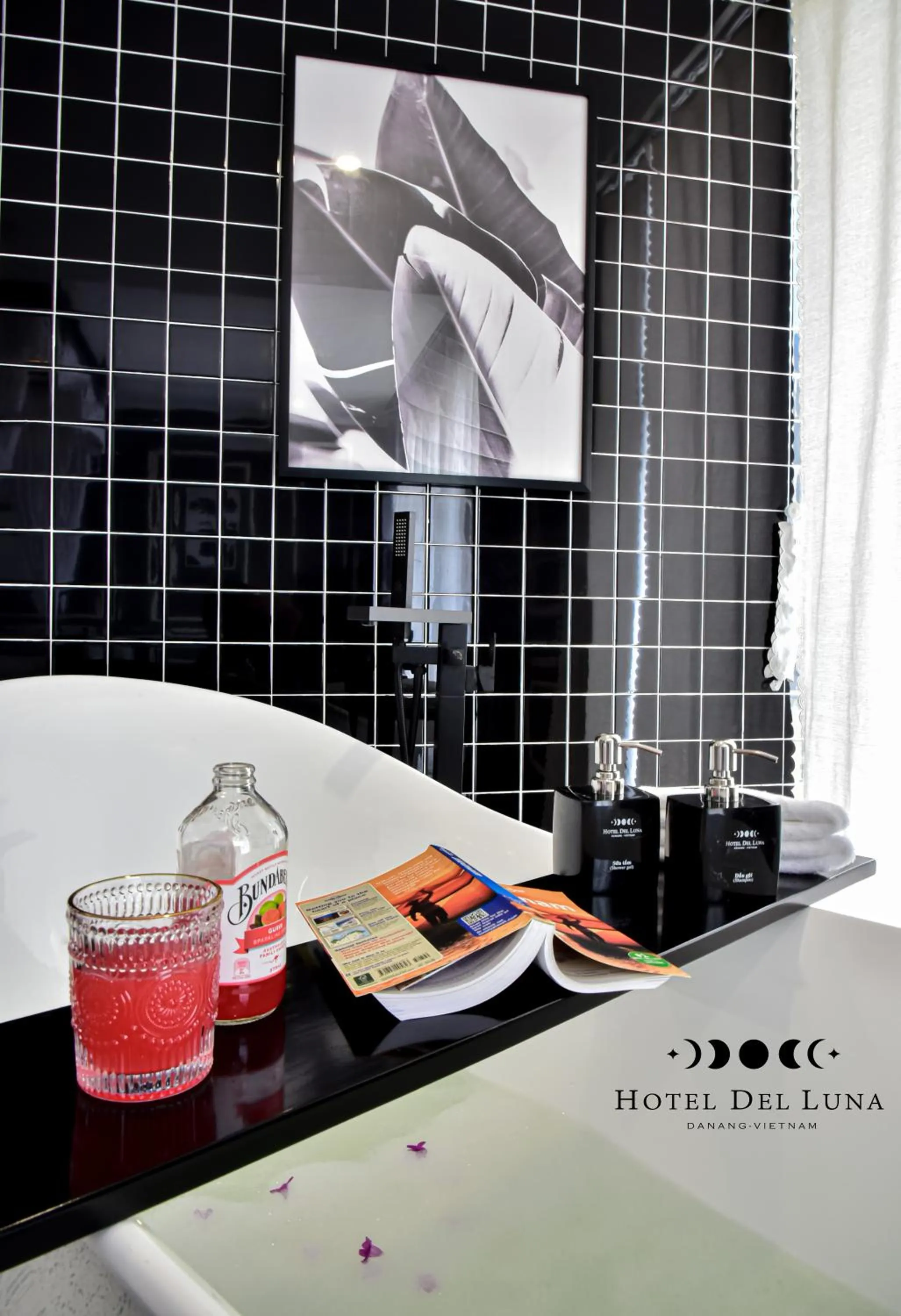 Bath in Hotel Del Luna Boutique