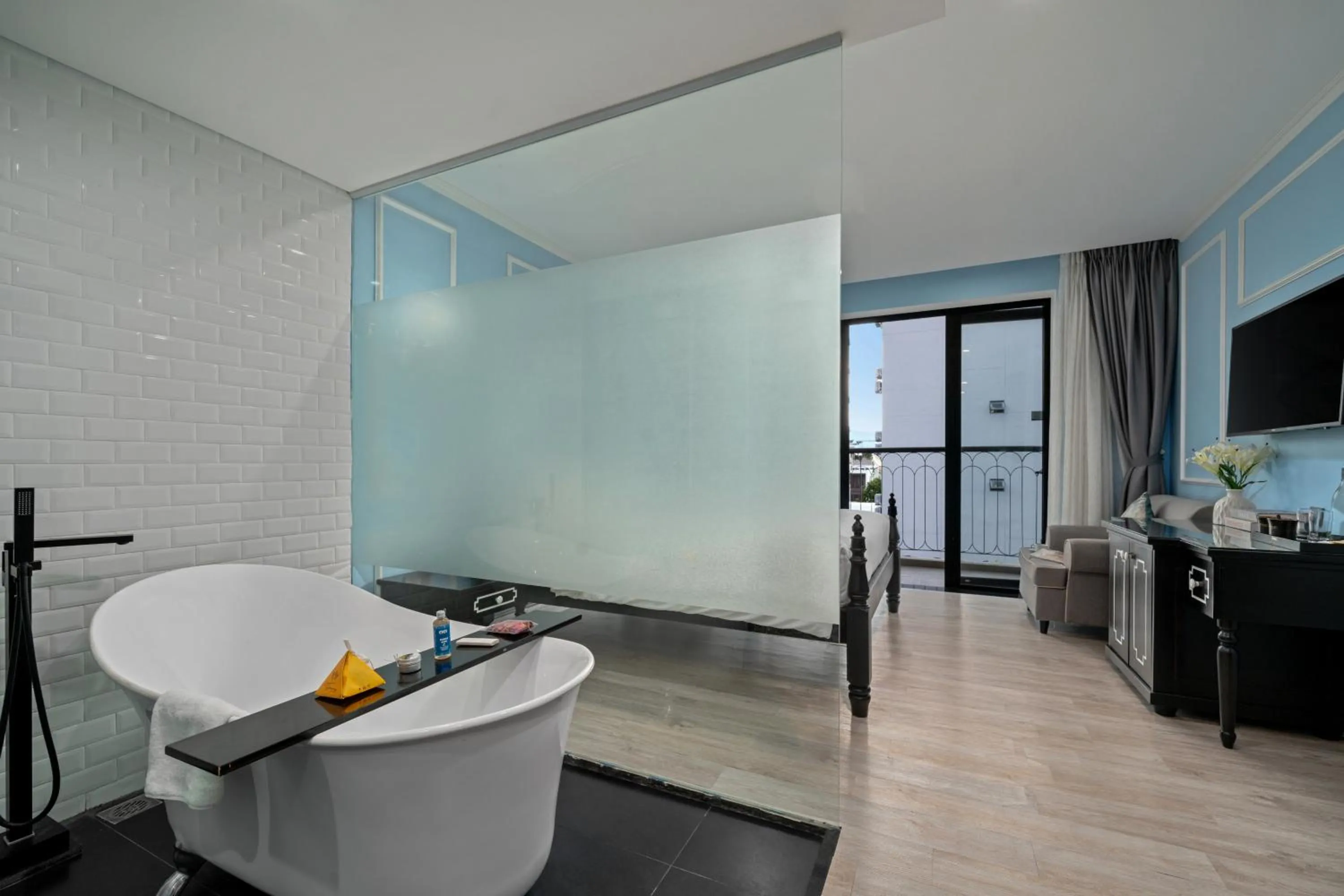 Shower in Hotel Del Luna Boutique