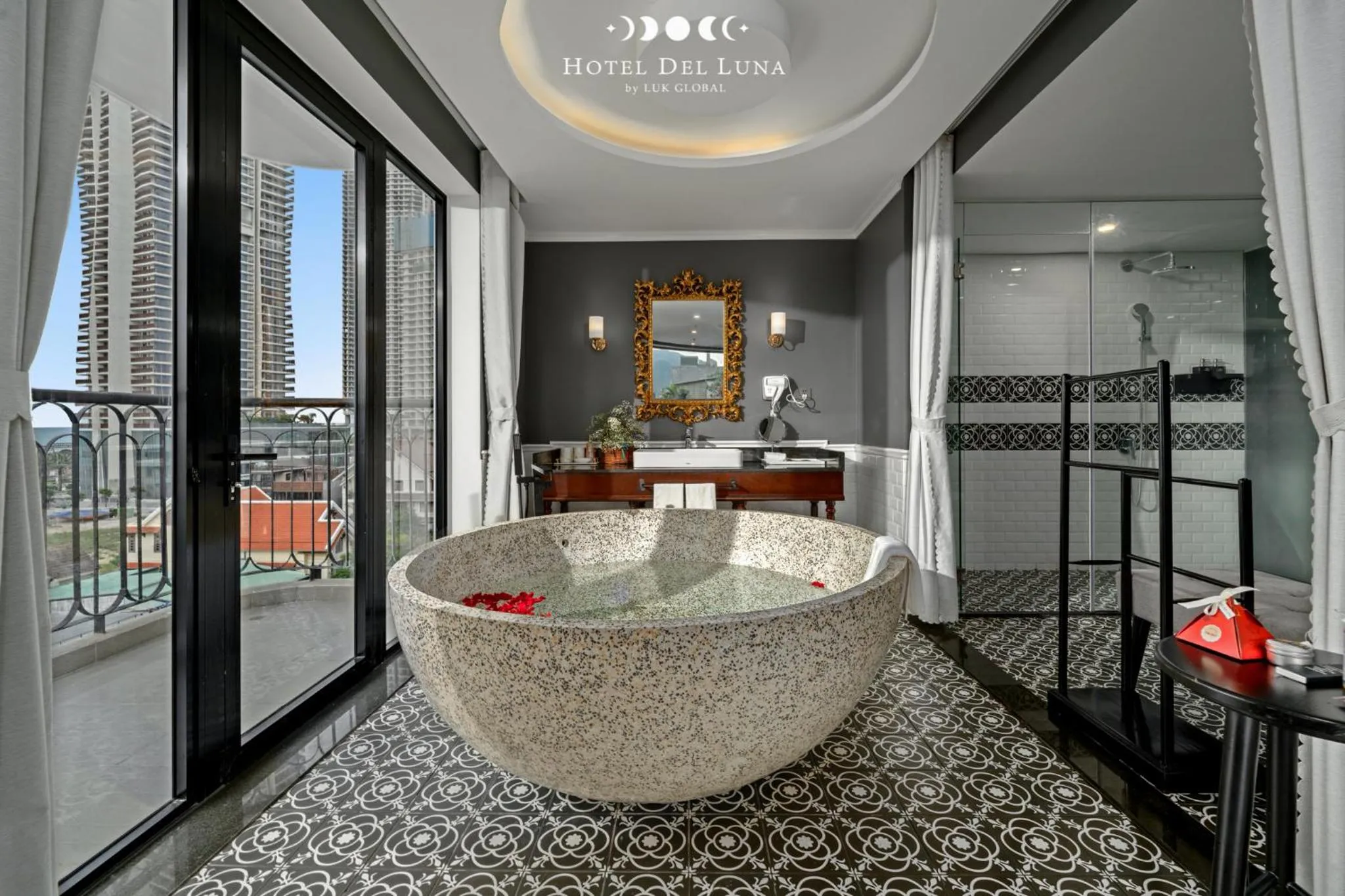 Bath in Hotel Del Luna Boutique