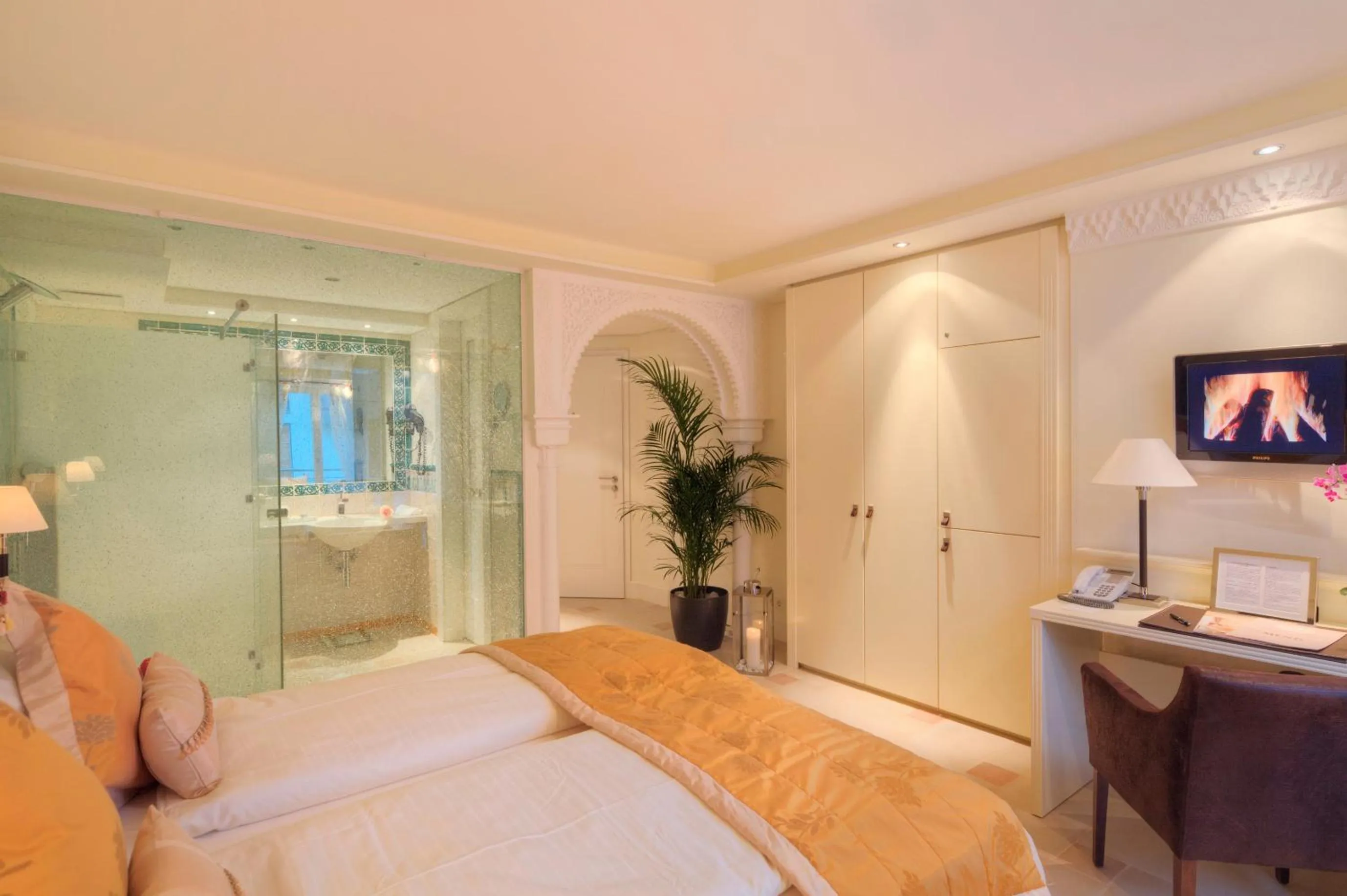 Photo of the whole room, Bed in Boutiquehotel La Casa