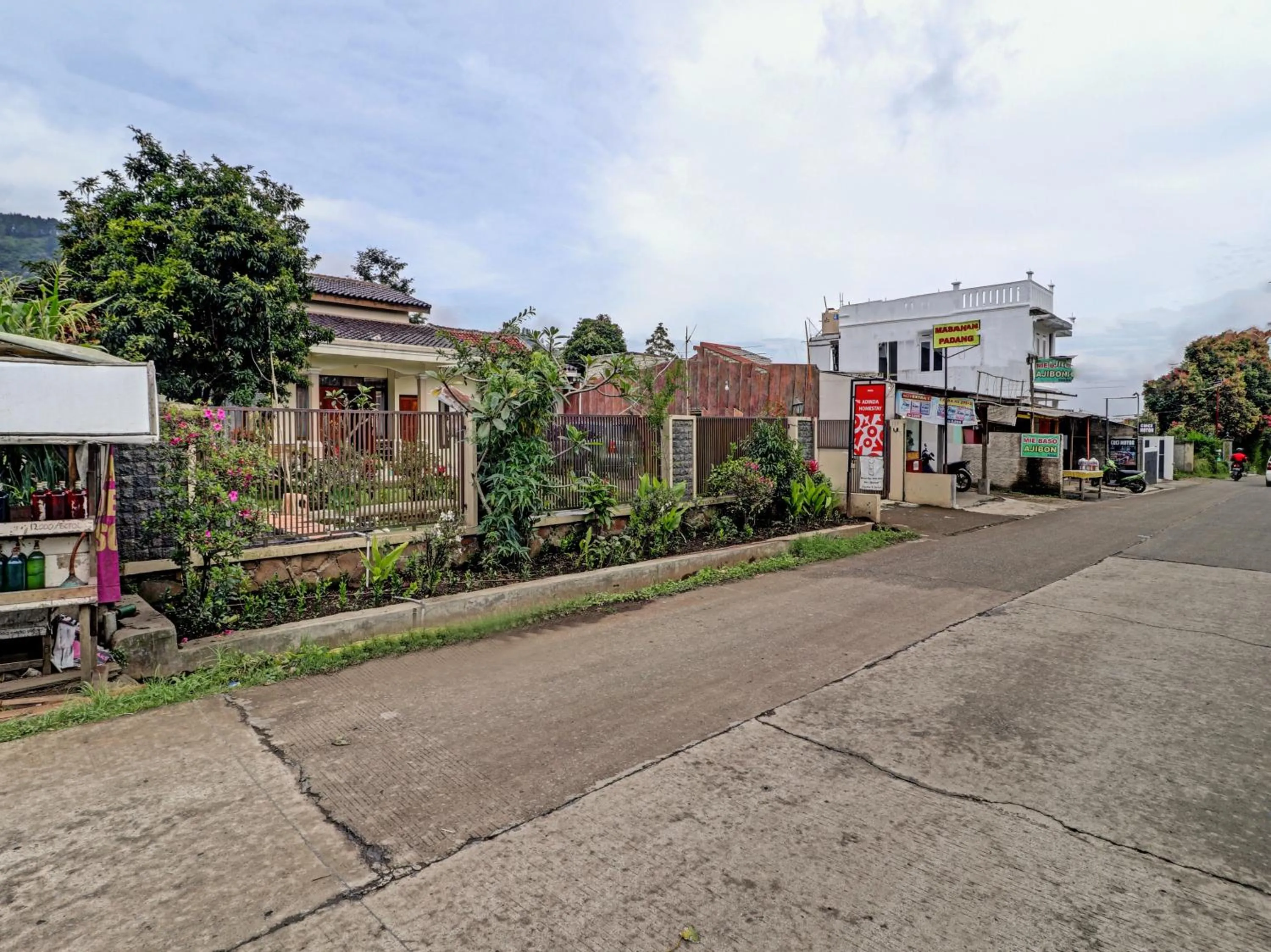 Facade/entrance in OYO 90454 Adinda Homestay Cibodas Lembang