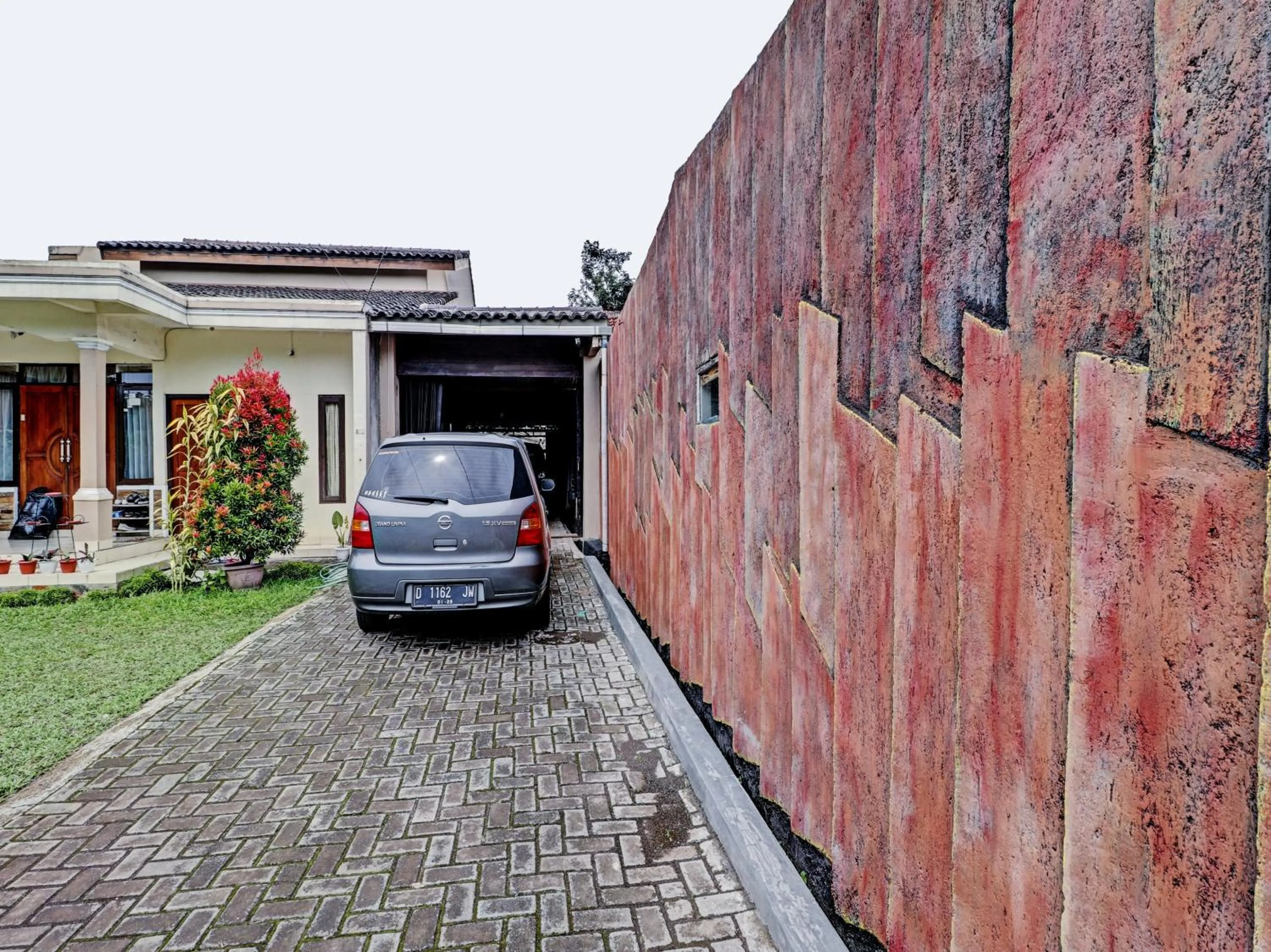 Parking in OYO 90454 Adinda Homestay Cibodas Lembang
