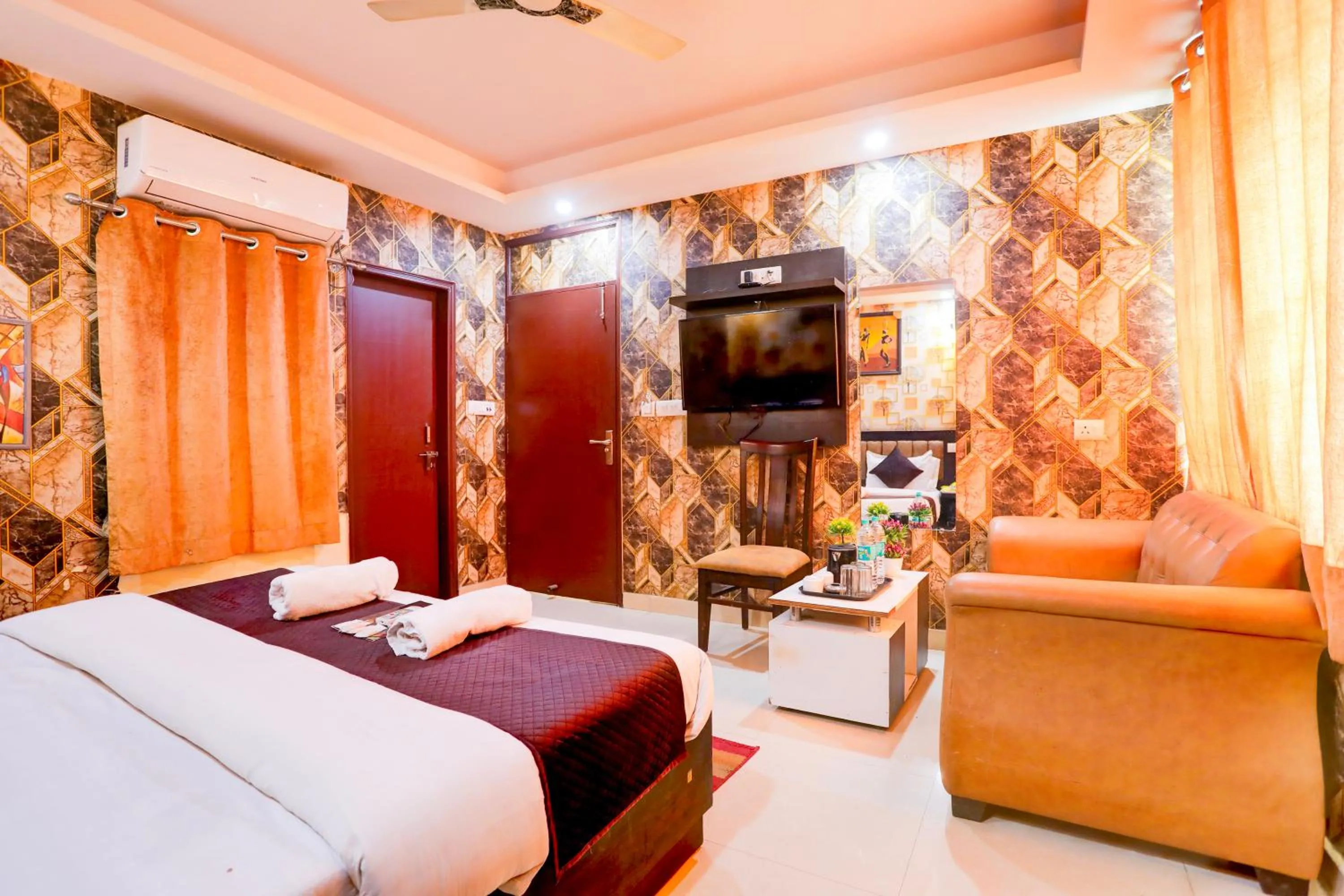 Communal lounge/ TV room in Hotel Royal Sky Luxury Near Delhi Airport