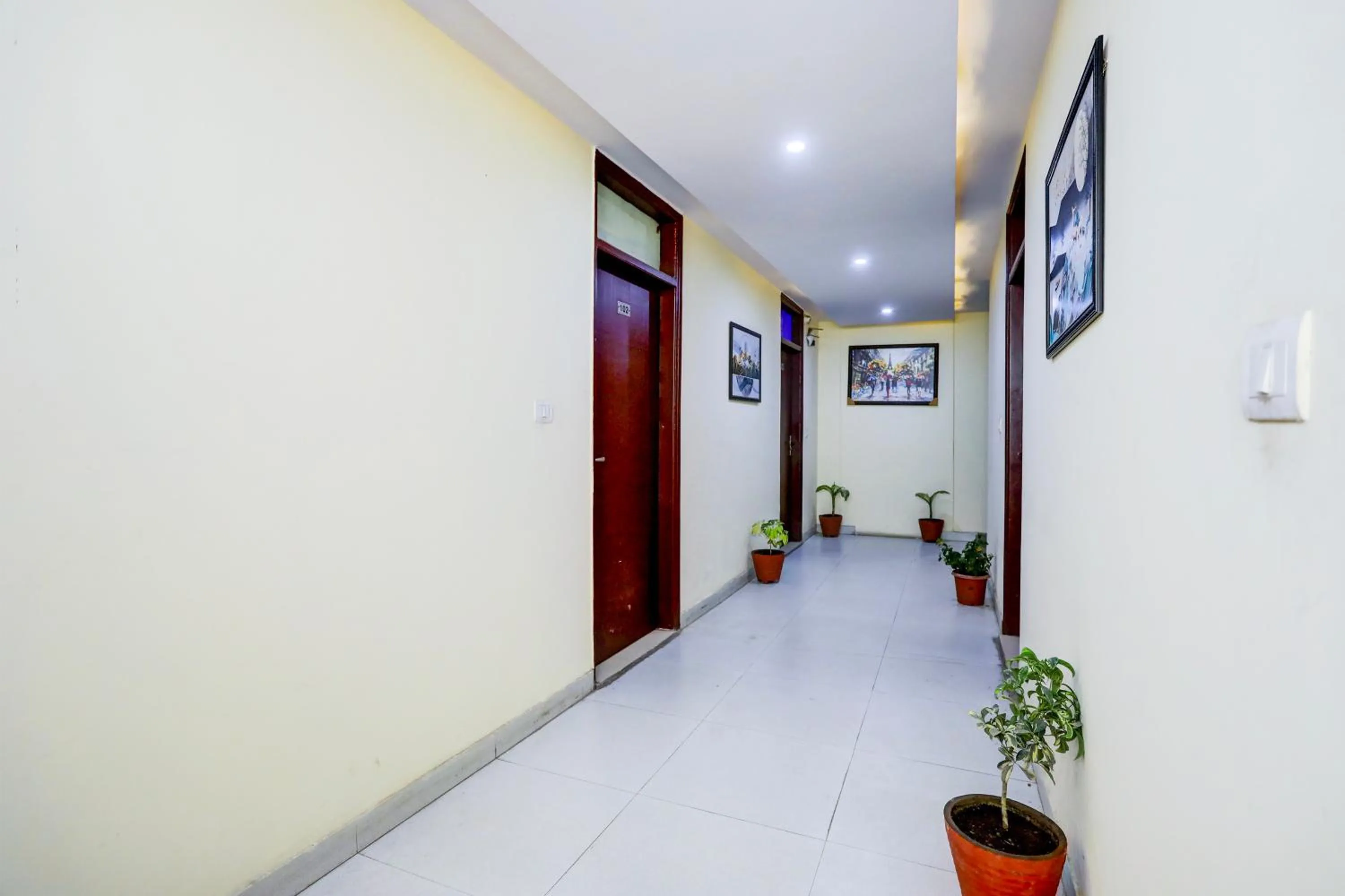 TV and multimedia in Hotel Royal Sky Luxury Near Delhi Airport