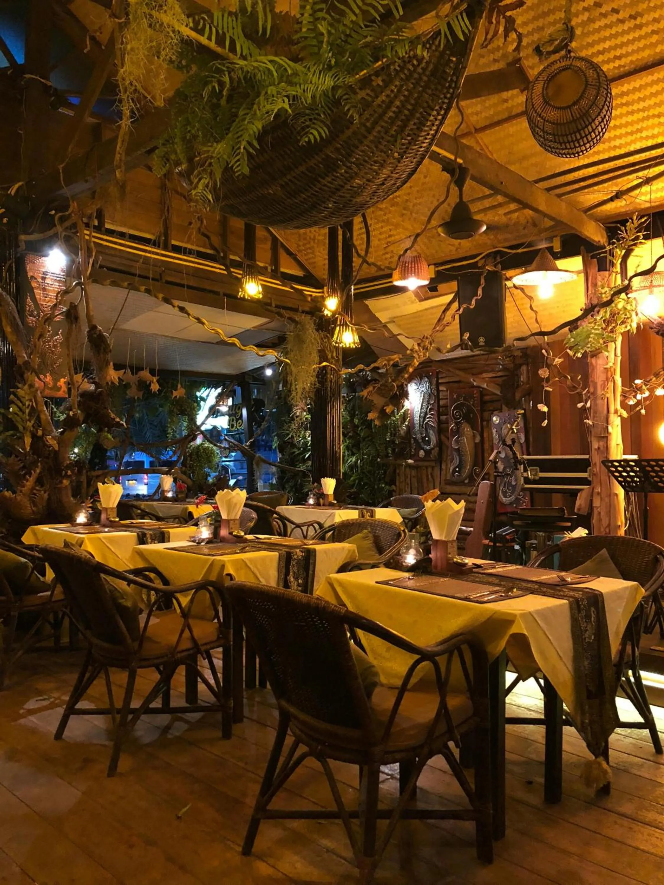 Restaurant/places to eat in Hotel Royal Sky Luxury Near Delhi Airport