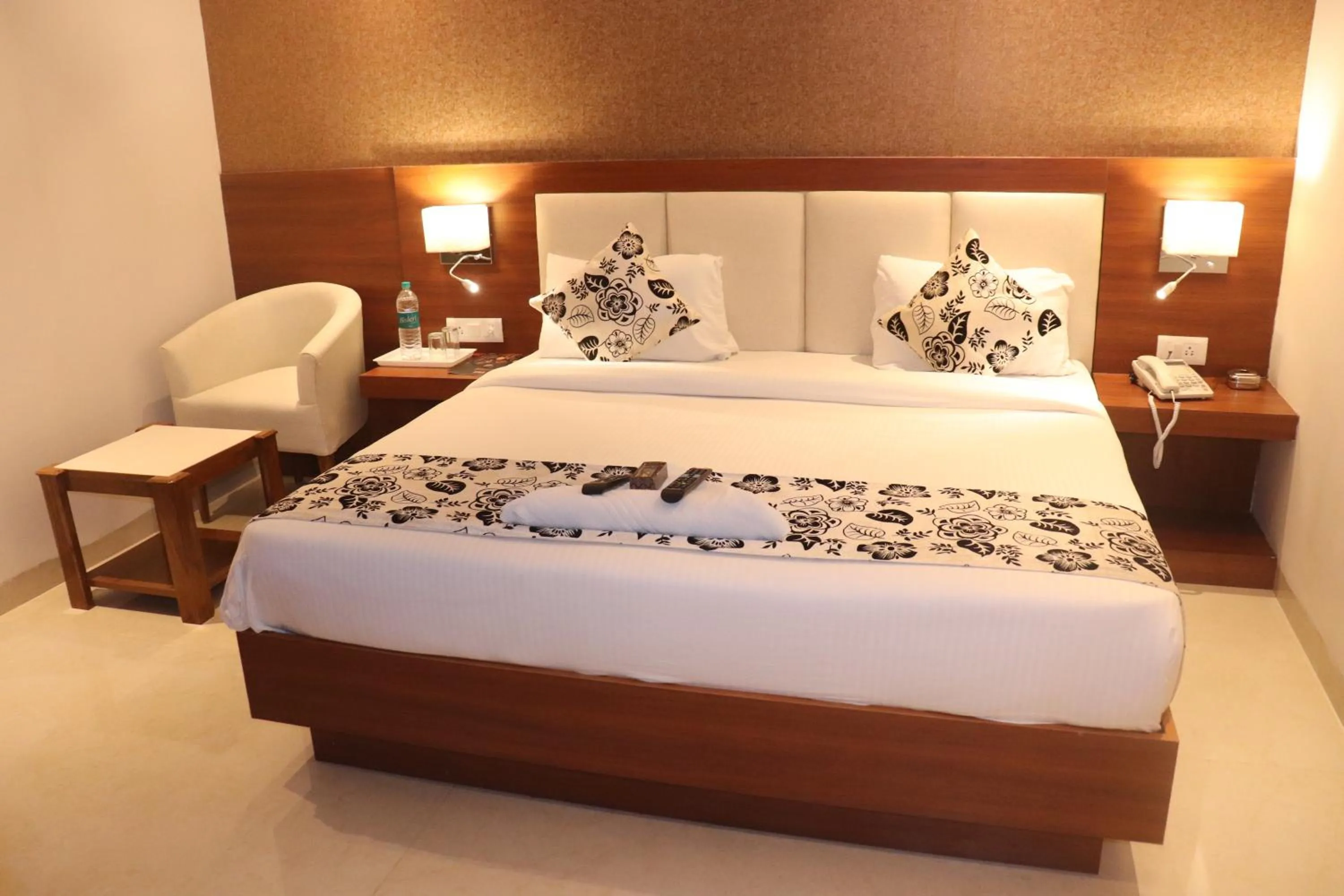 Bedroom in Hotel Royal Sky Luxury Near Delhi Airport