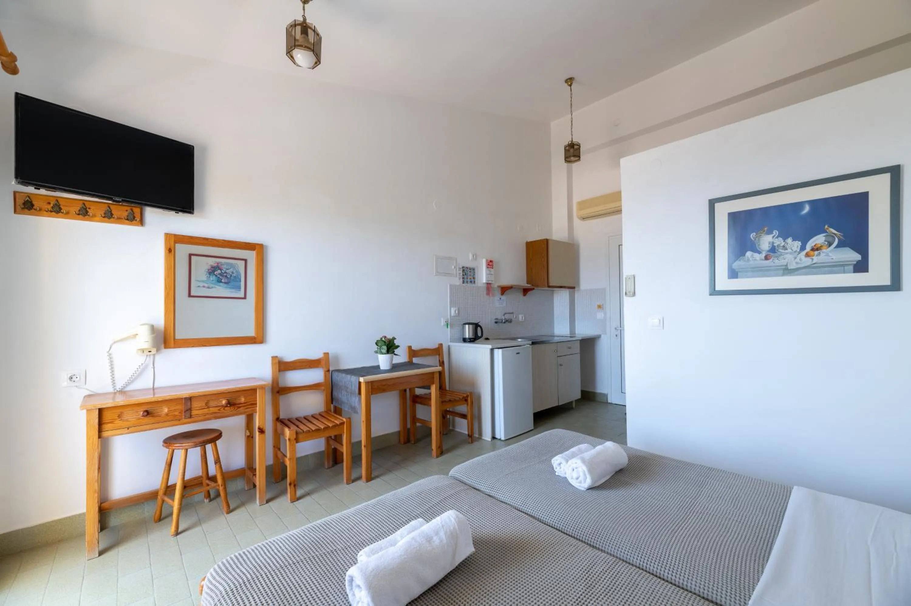 TV and multimedia, Bed in Pefkos View Apartments