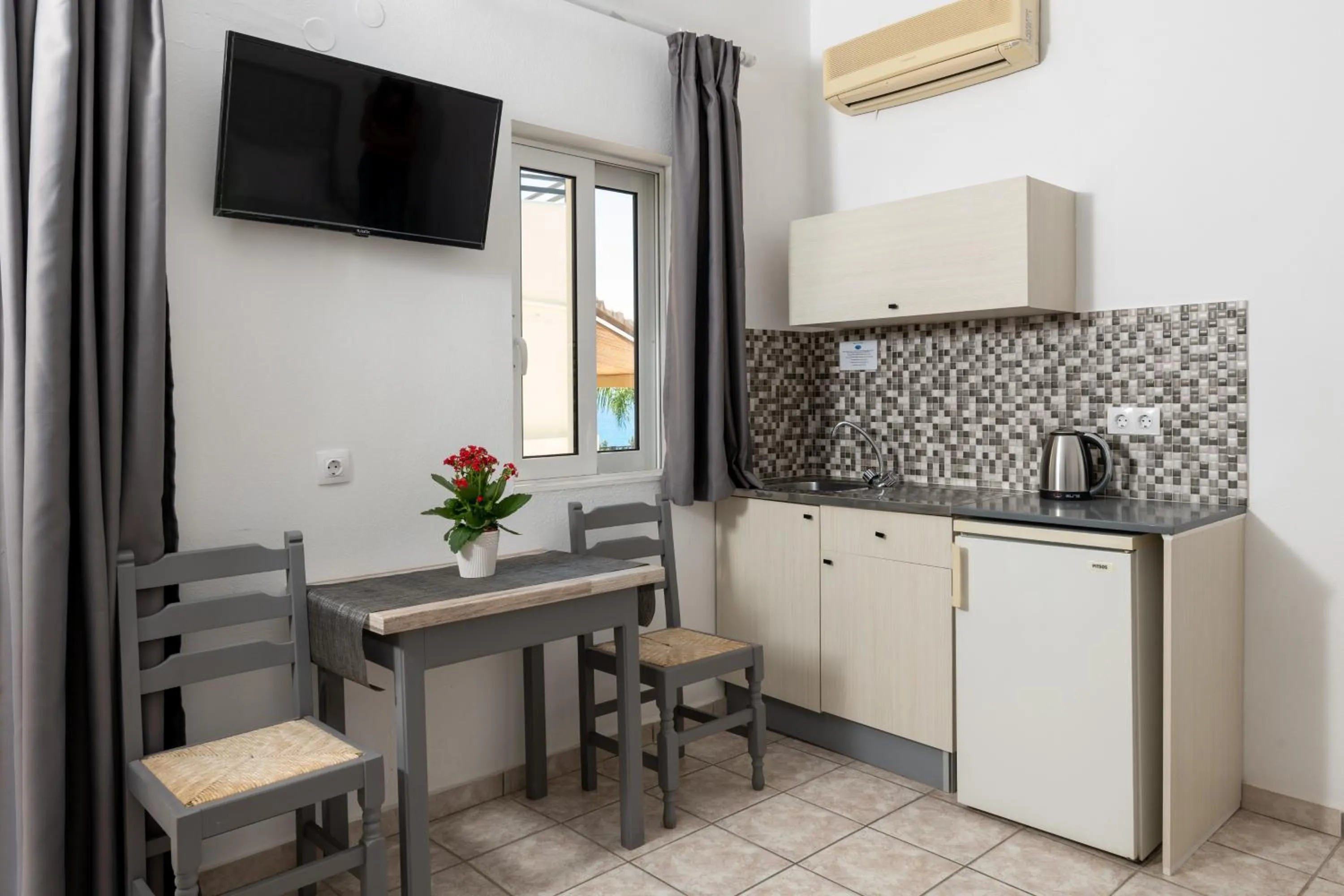 TV and multimedia in Pefkos View Apartments