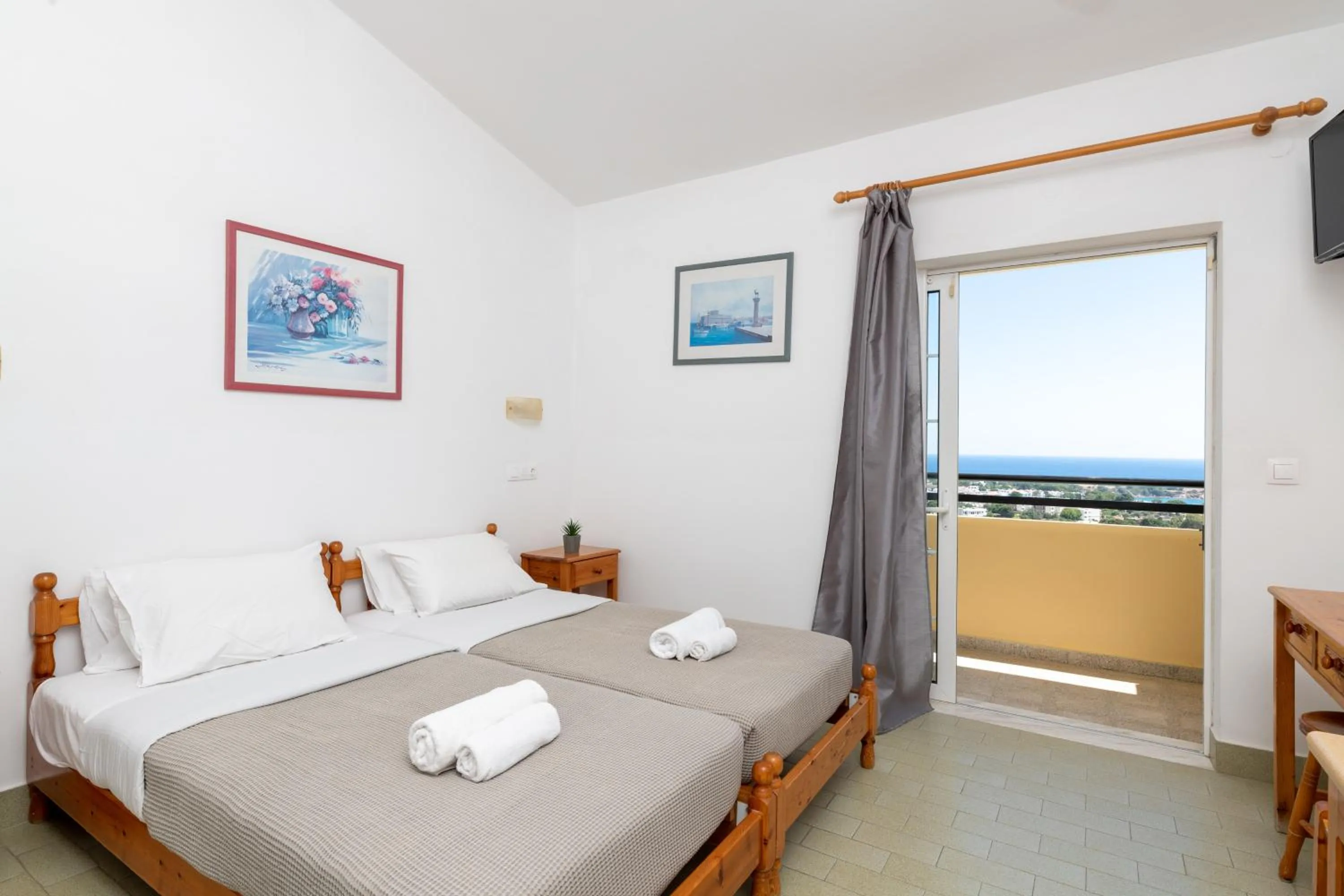 Bed in Pefkos View Apartments