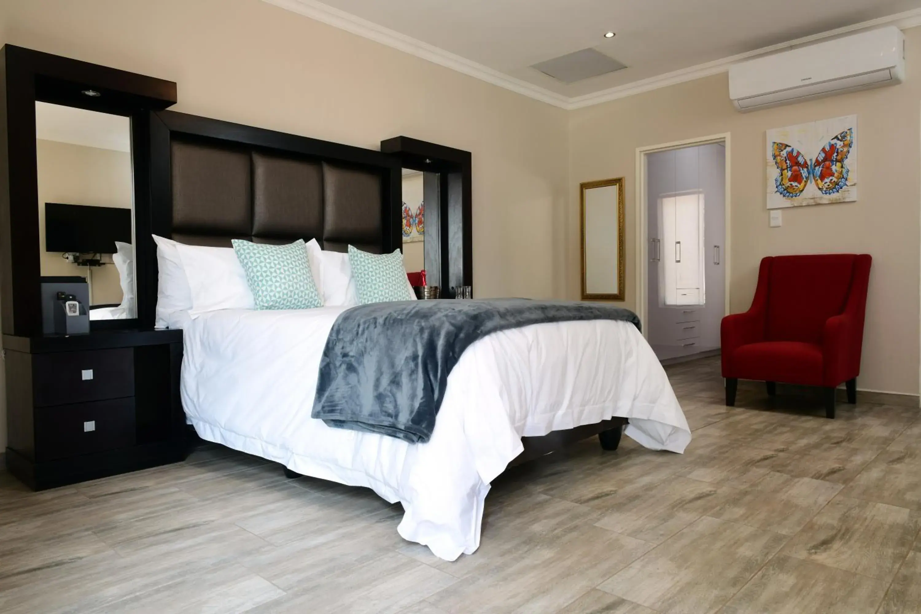 Deluxe Double Room with Bath in RNB Guesthouse Deluxe Double Room with Bath in RNB Guesthouse