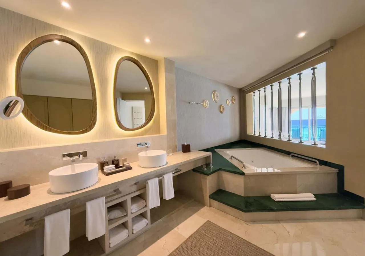Bathroom, Bed in Royal Select at Grand Park Royal Cancún - All Inclusive - Adults Only