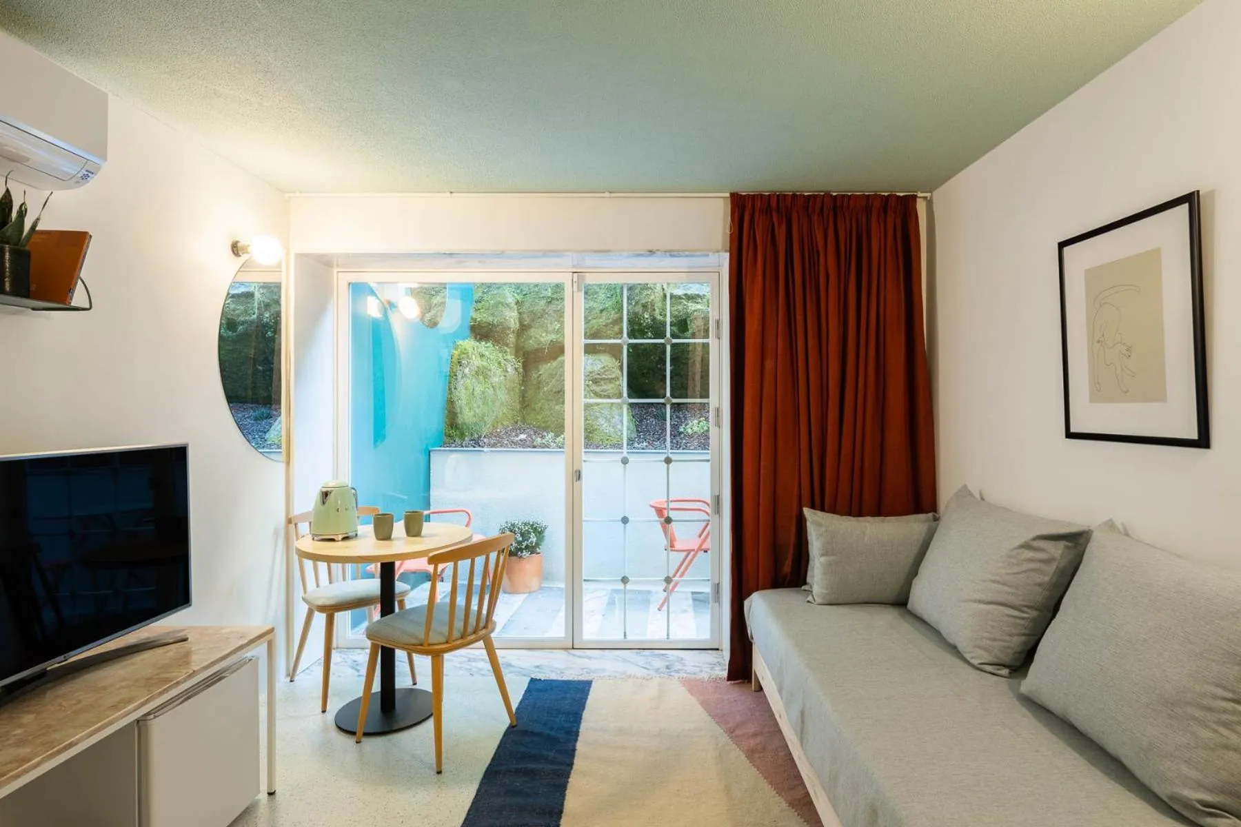 Seating area in Covelo - The Original Rooms and Suites