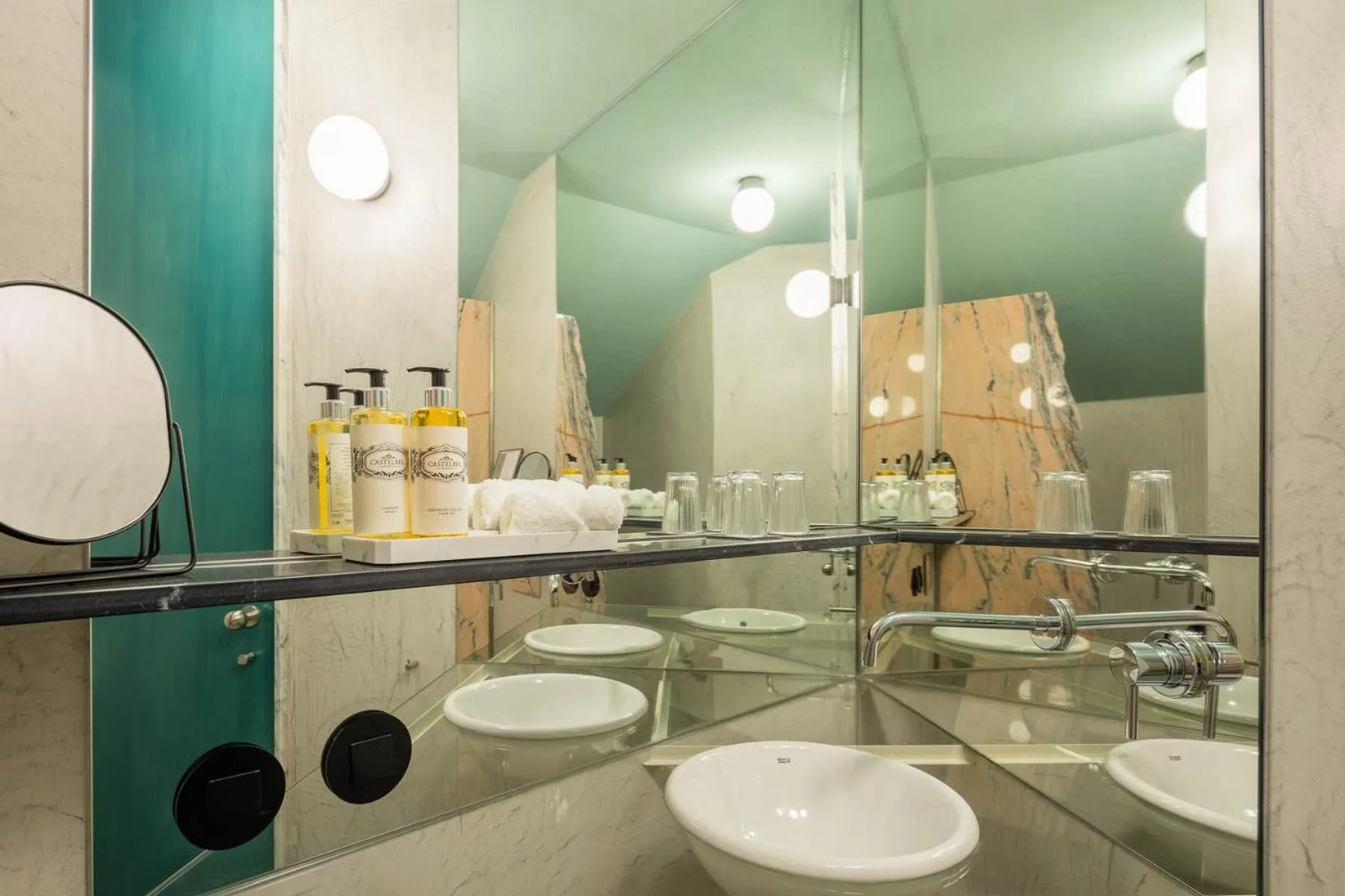 Bathroom in Covelo - The Original Rooms and Suites