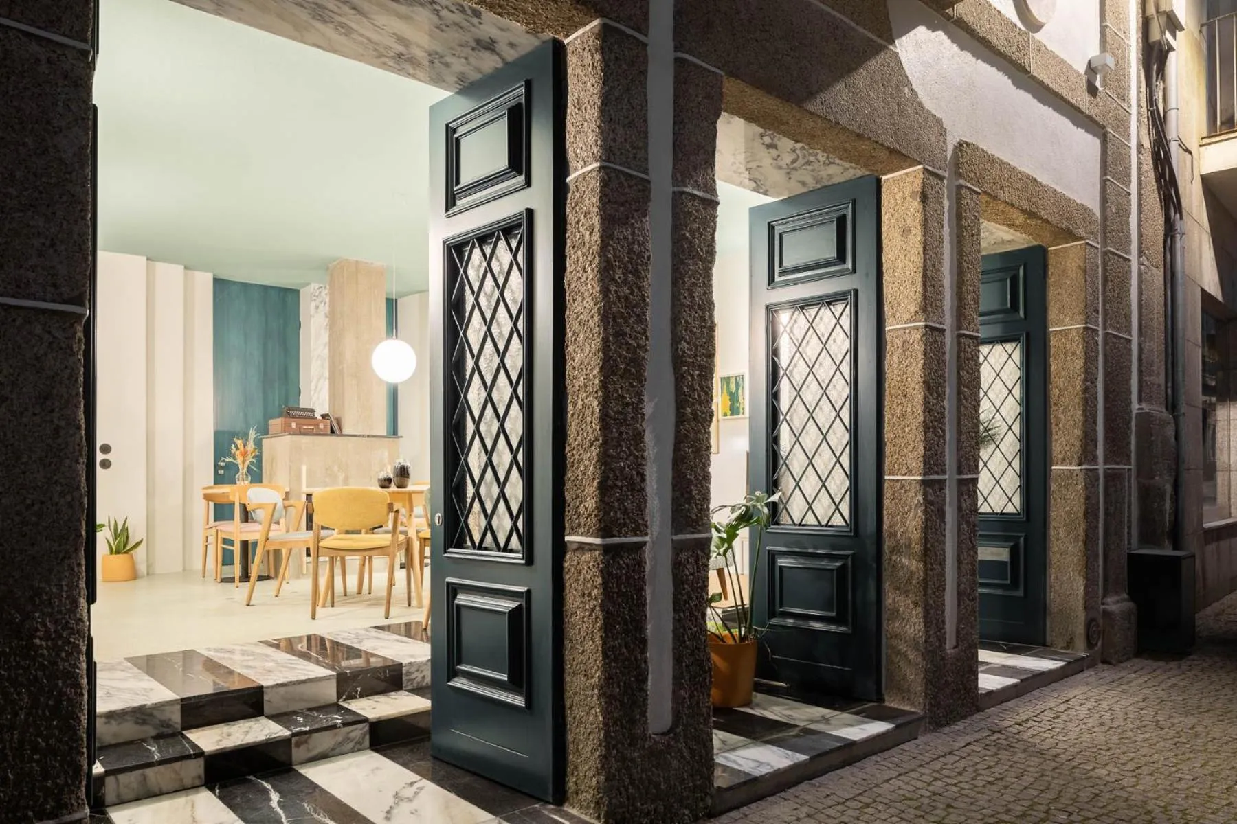 Facade/entrance in Covelo - The Original Rooms and Suites