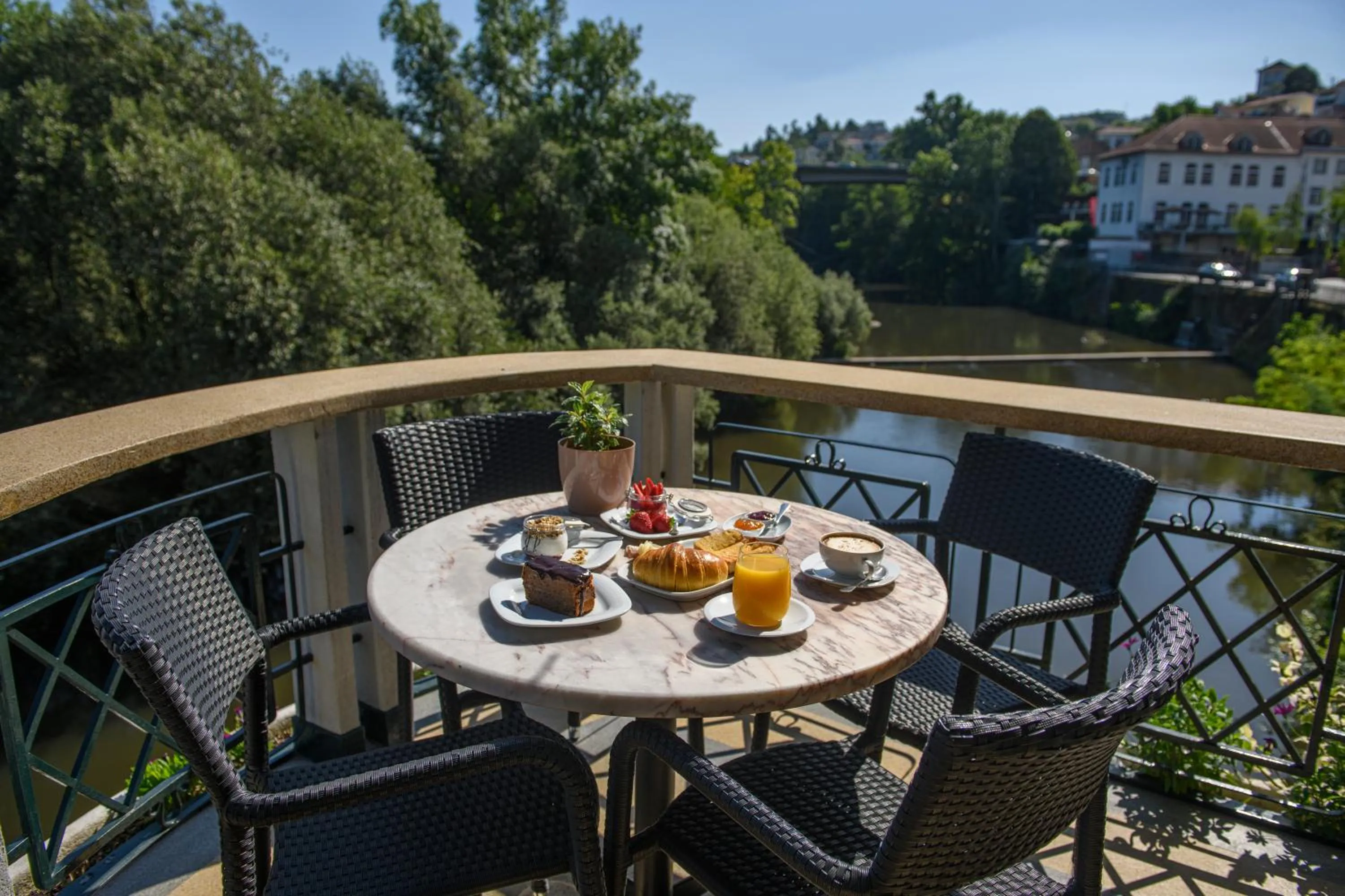 Breakfast in Covelo - The Original Rooms and Suites