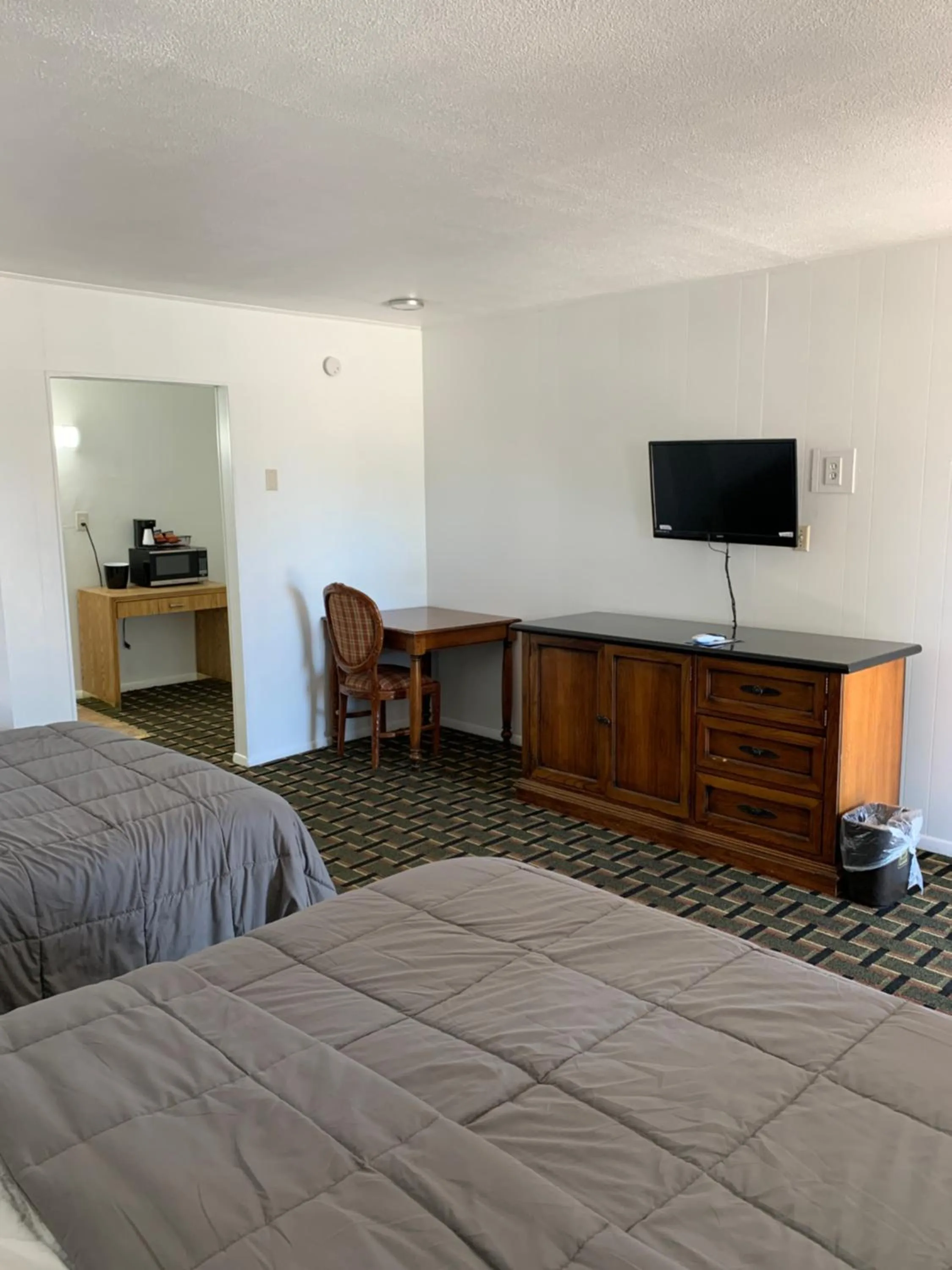 Bed in Raton’s Peak Inn