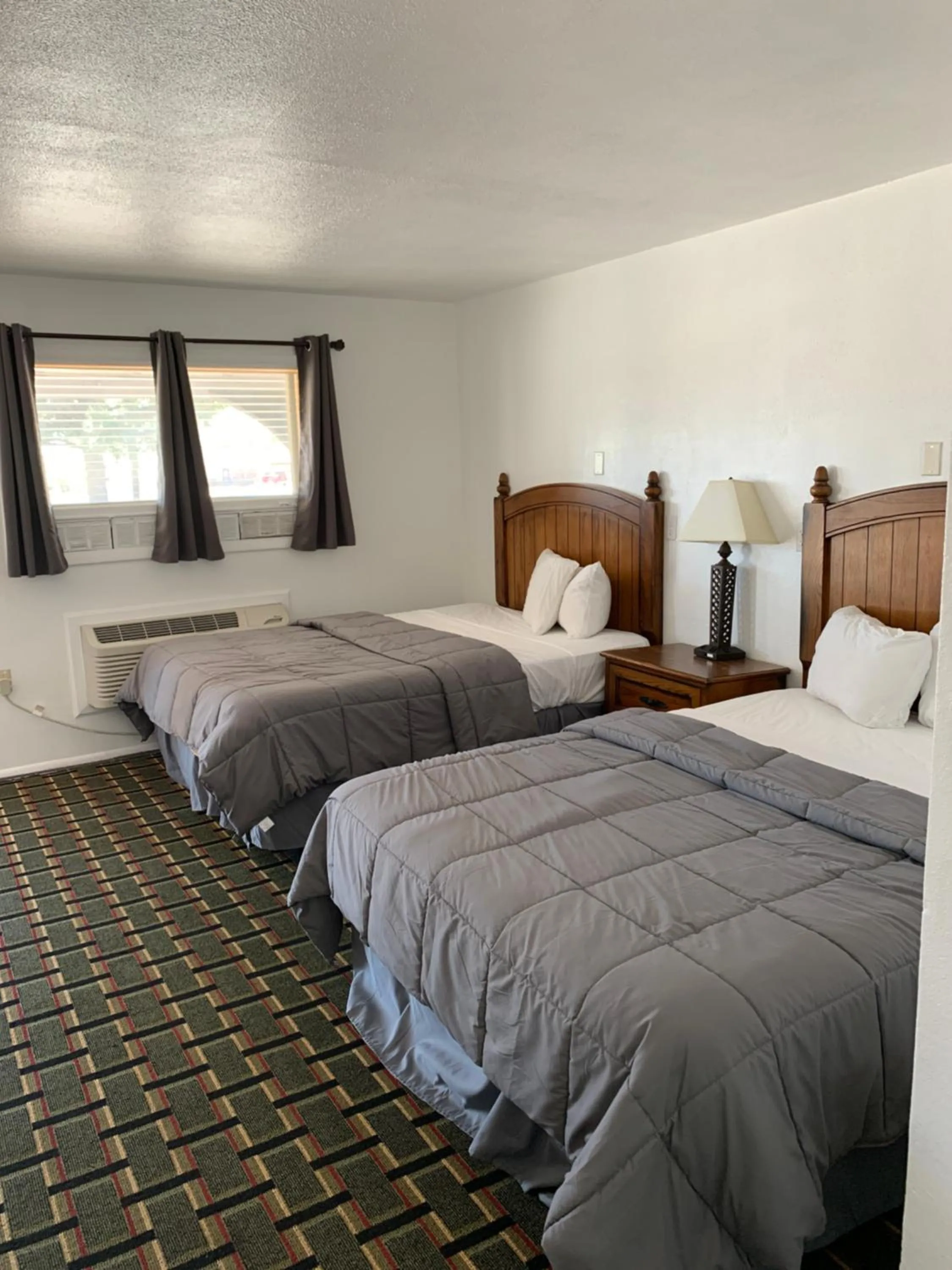 Bed in Raton’s Peak Inn