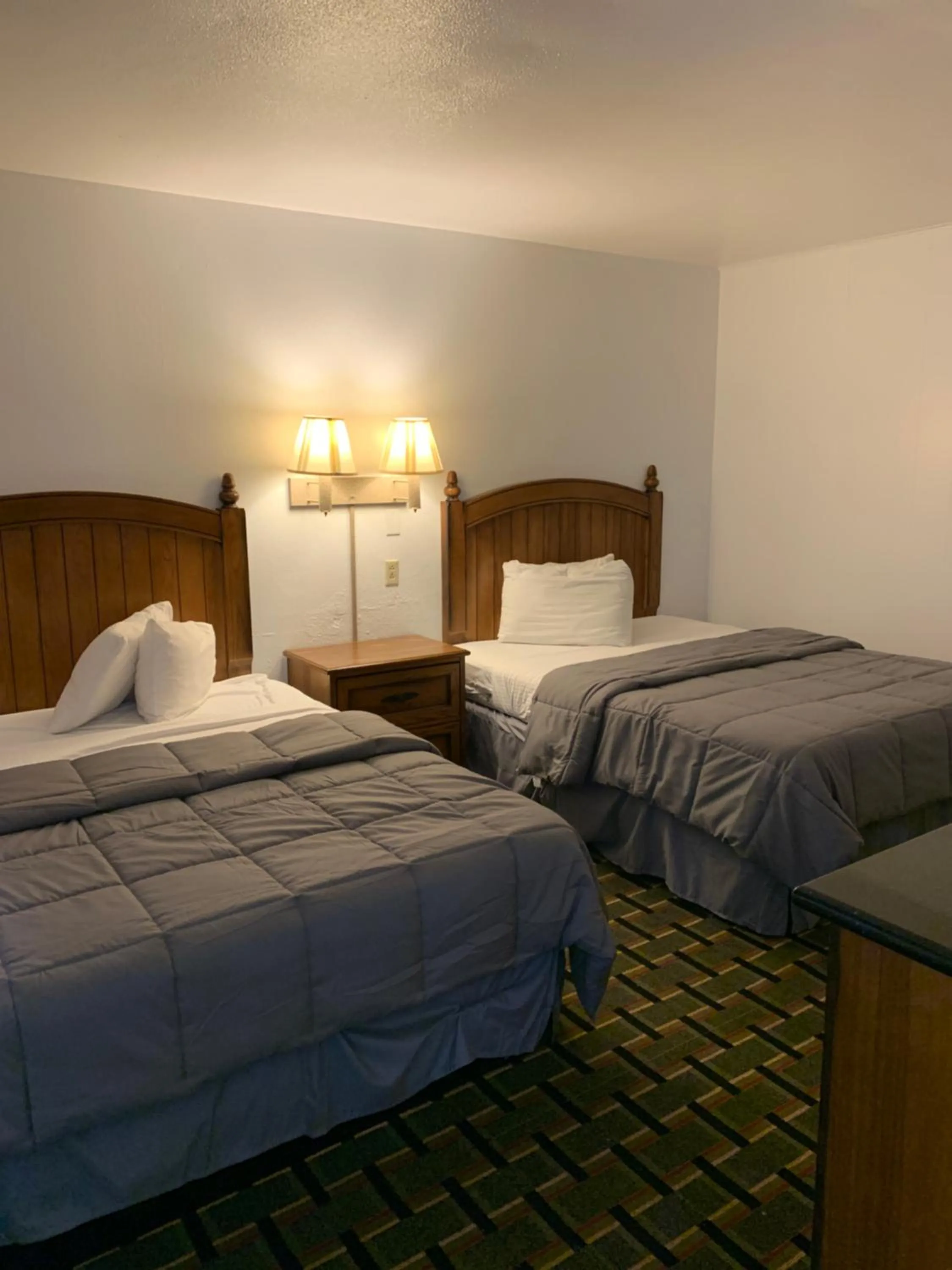 Bed in Raton’s Peak Inn