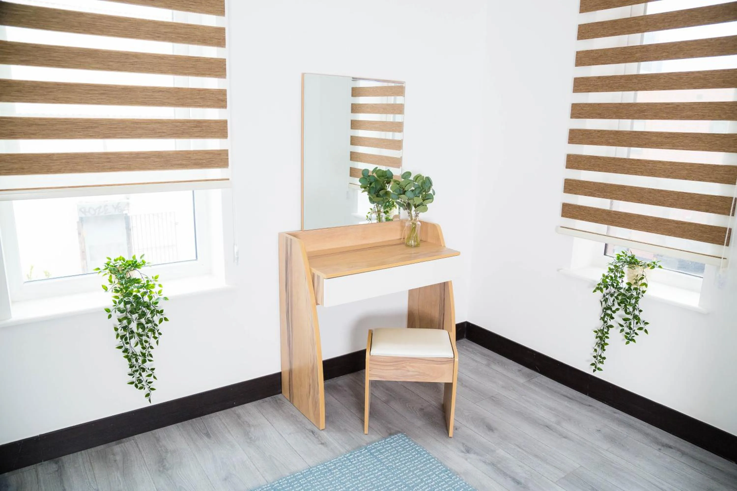 Dining area in Manchester Apartments by BEVOLVE - Free Parking