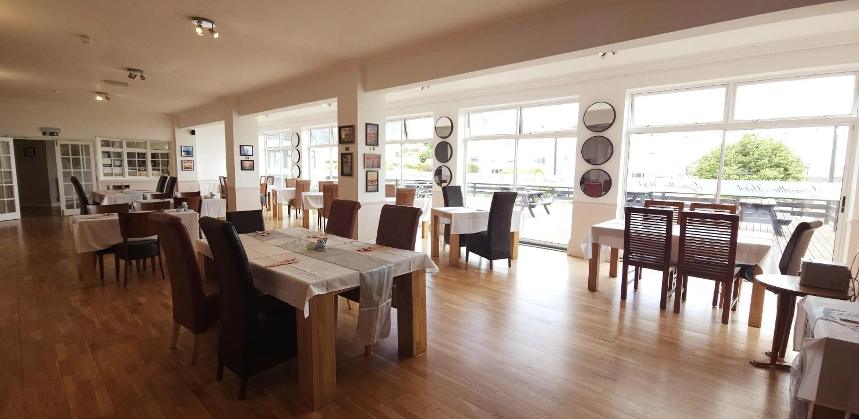 Dining area in Sunrise Hotel