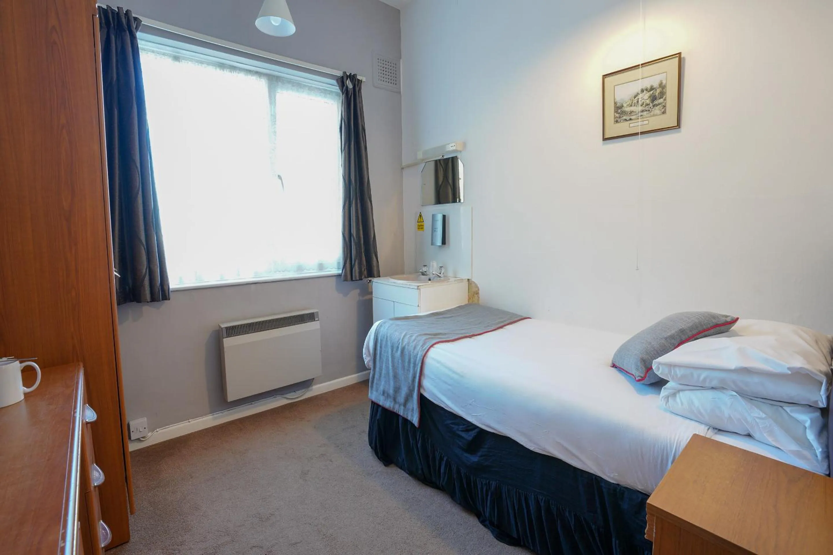 Bedroom, Bed in OYO Shanklin Beach Hotel