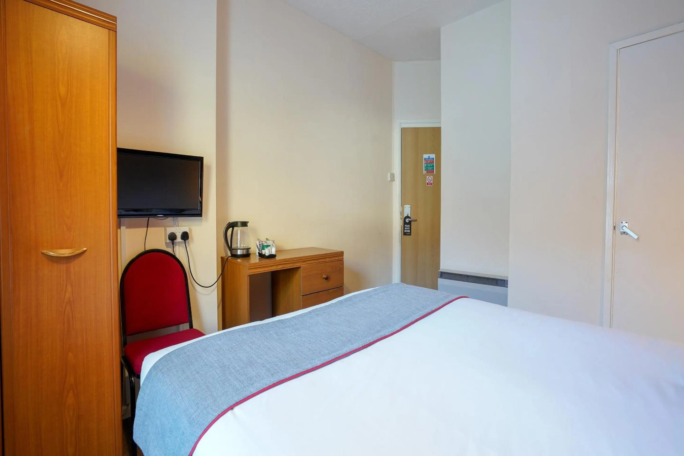 Bedroom, Bed in OYO Shanklin Beach Hotel