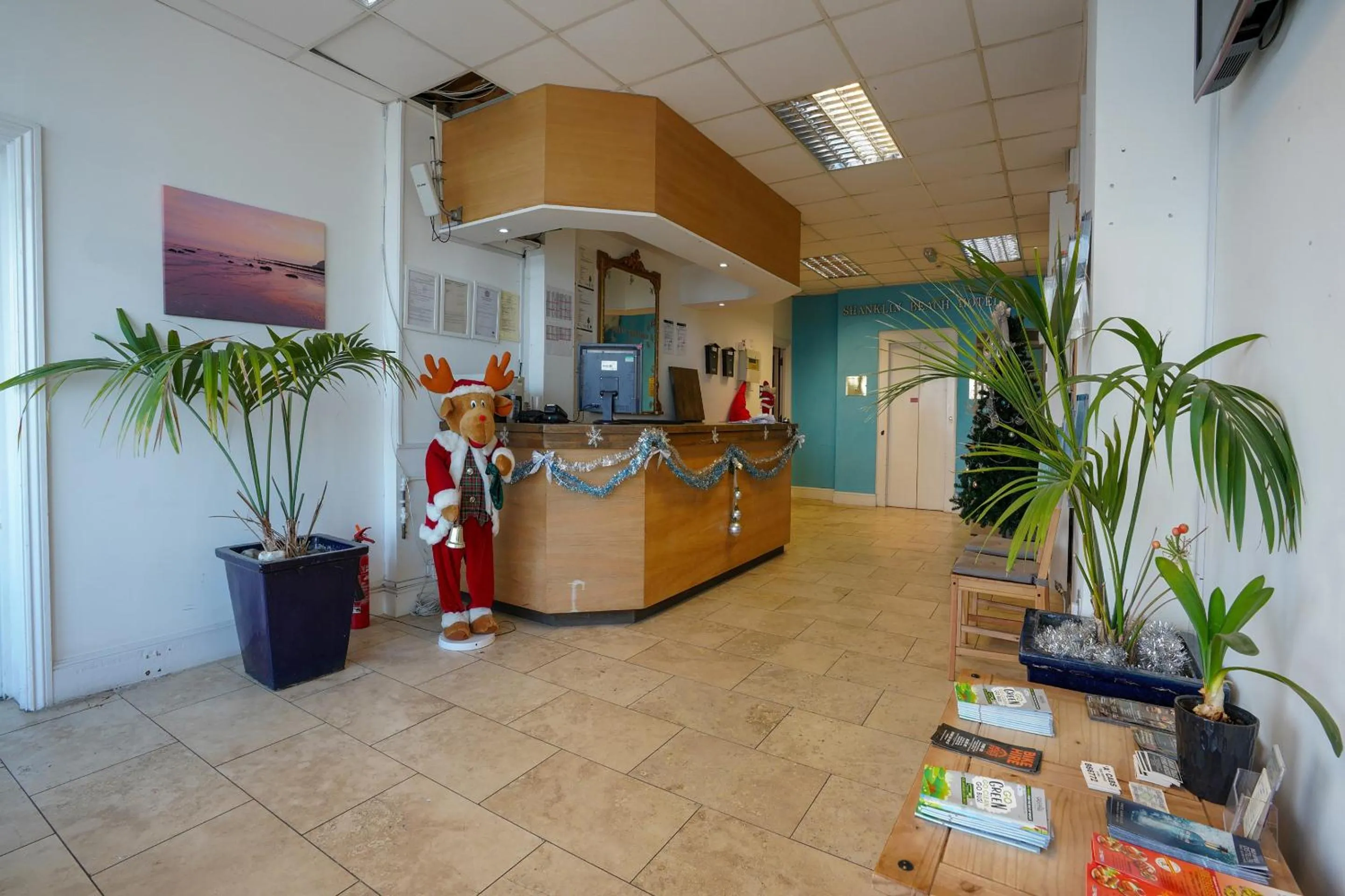 Lobby or reception in OYO Shanklin Beach Hotel
