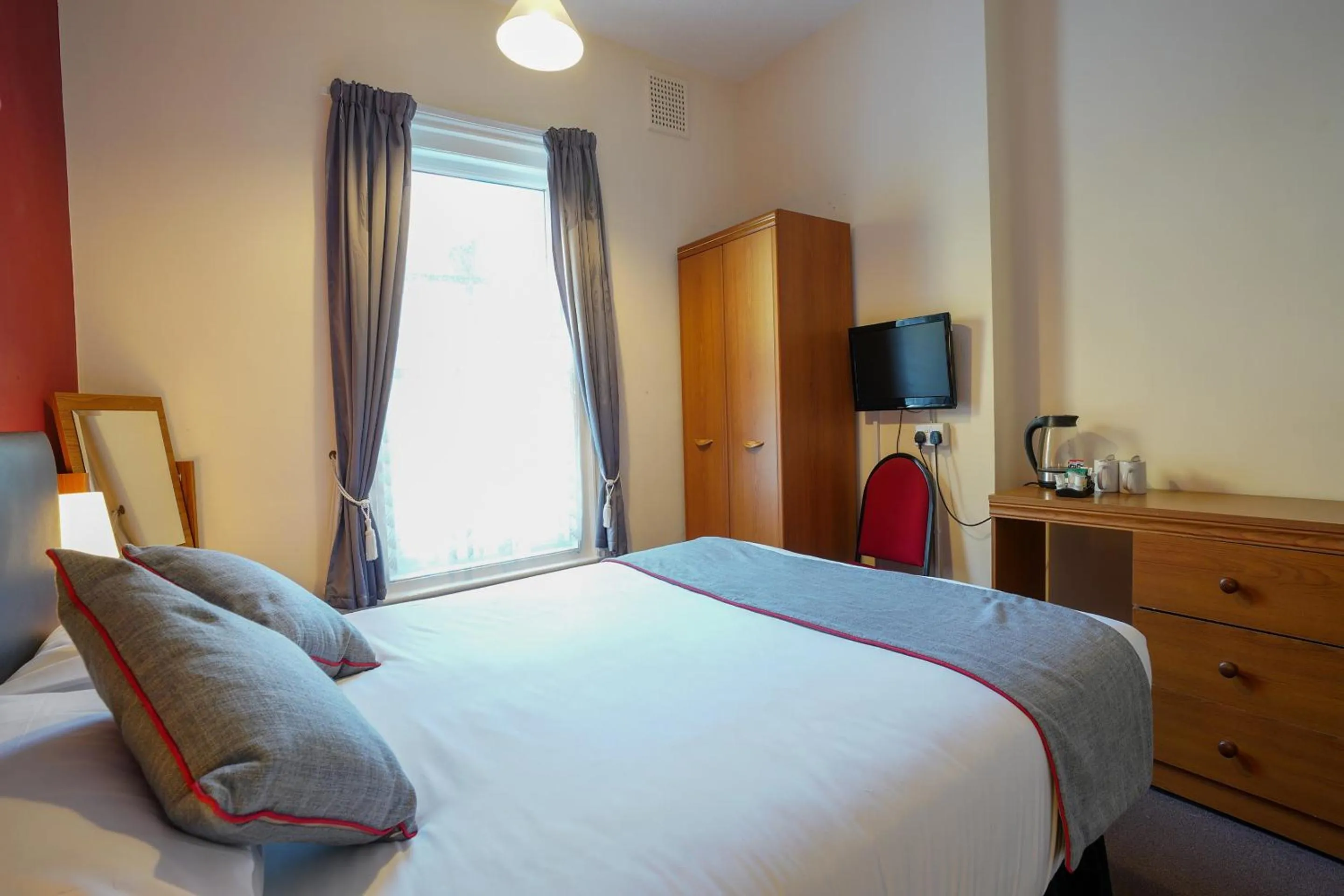 Bedroom, Bed in OYO Shanklin Beach Hotel