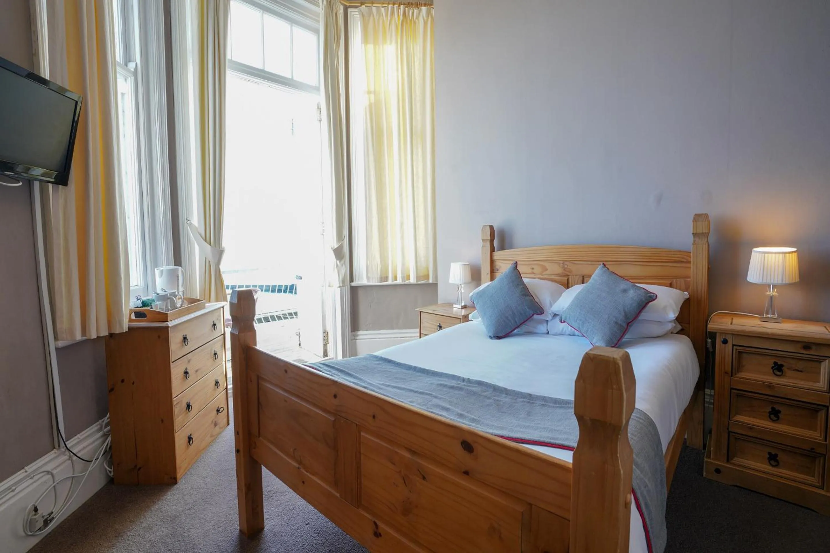 Bedroom, Bed in OYO Shanklin Beach Hotel