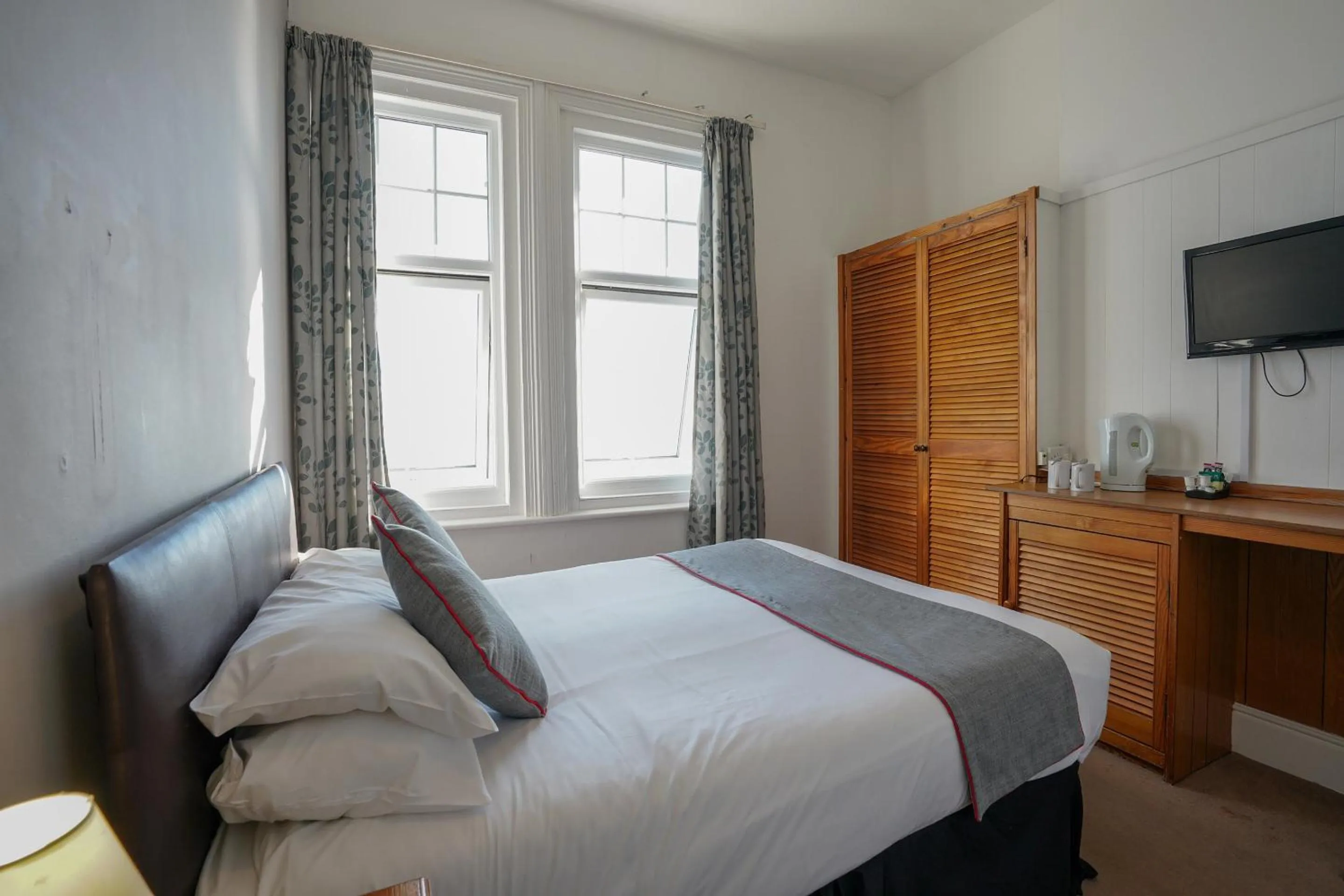 Bedroom, Bed in OYO Shanklin Beach Hotel