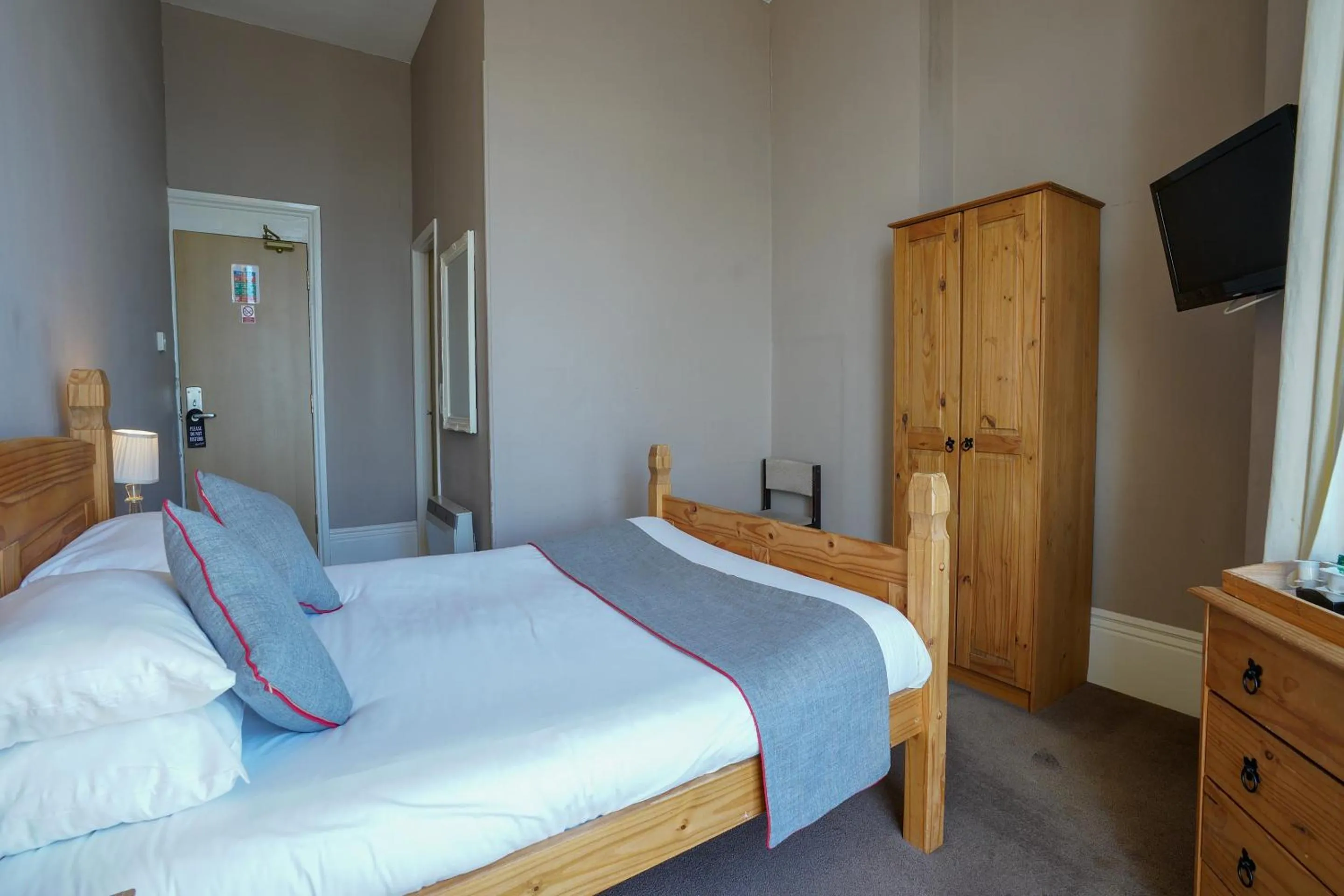 Bedroom, Bed in OYO Shanklin Beach Hotel